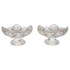 Paire de bols anciens en porcelaine de Meissen Porcelaine ajourée, à pied et à fleurs dorées