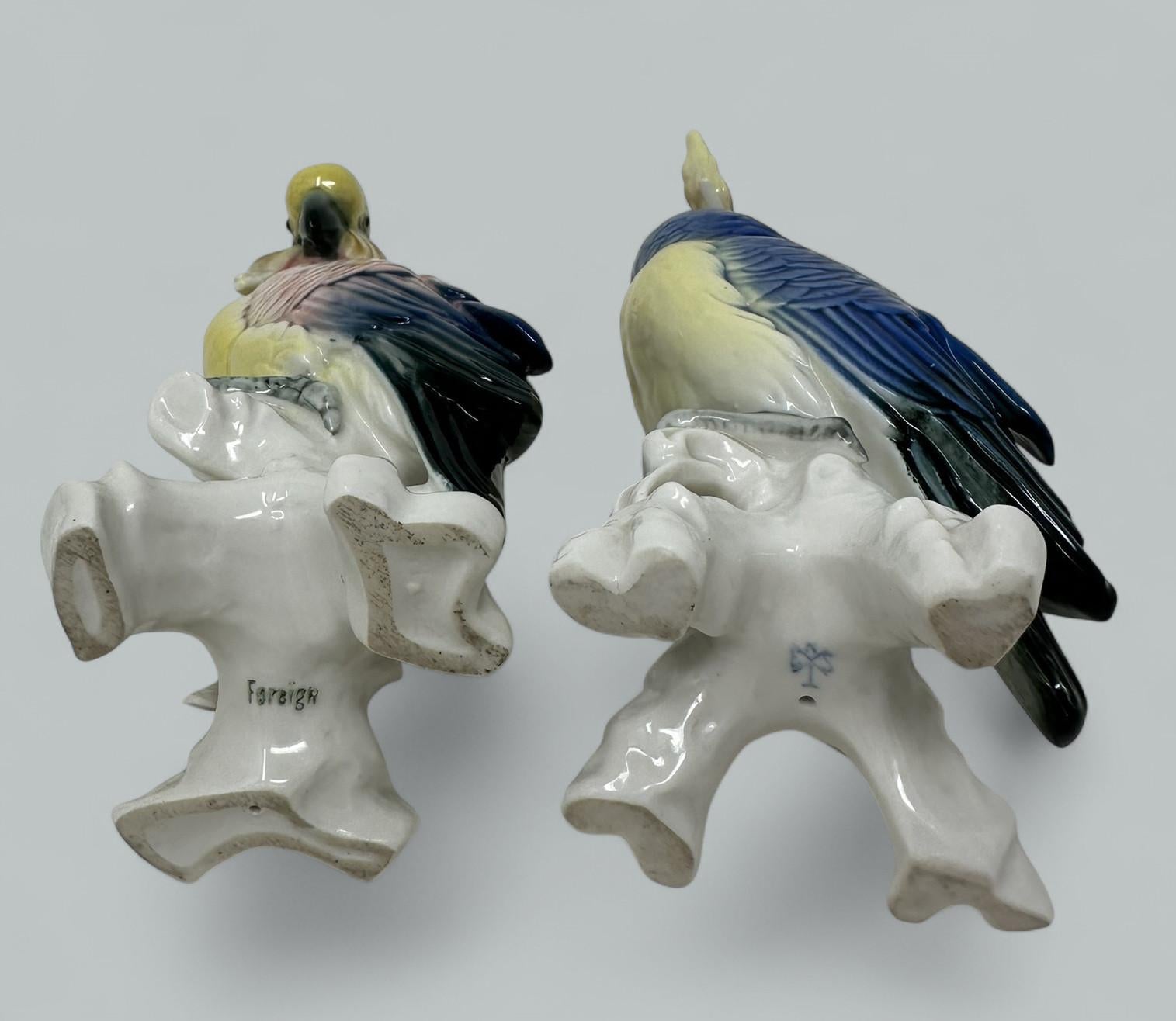 Pareja Aves Porcelana Alemana Antigua Periquitos Cacatúas Cacatúas Loros Karl Ens siglo XX en venta