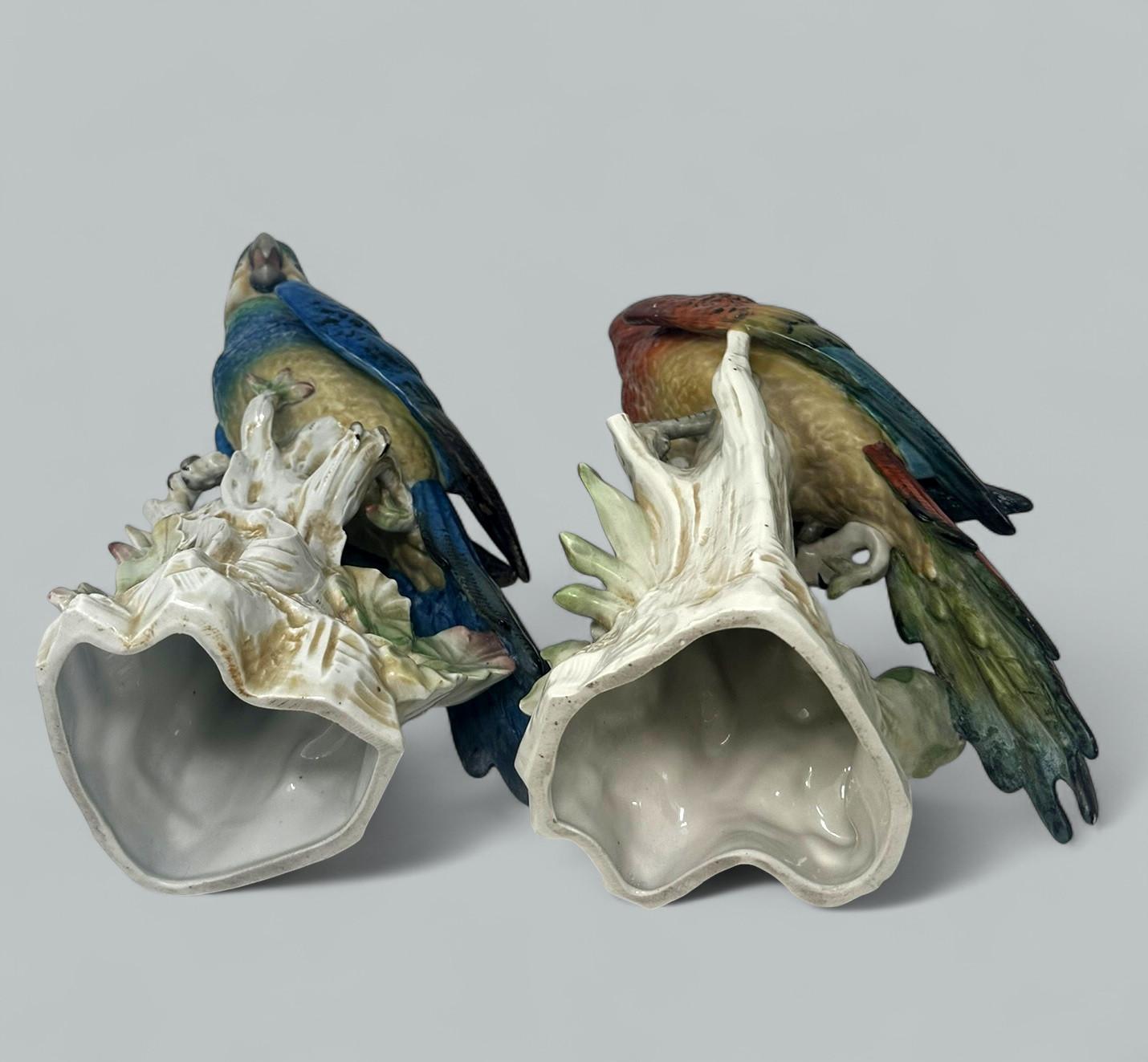 Ein Paar antike deutsche Porzellanvögel, Parakeets, Kockrels, Kockatoos, Papageien, 19 Karat 1