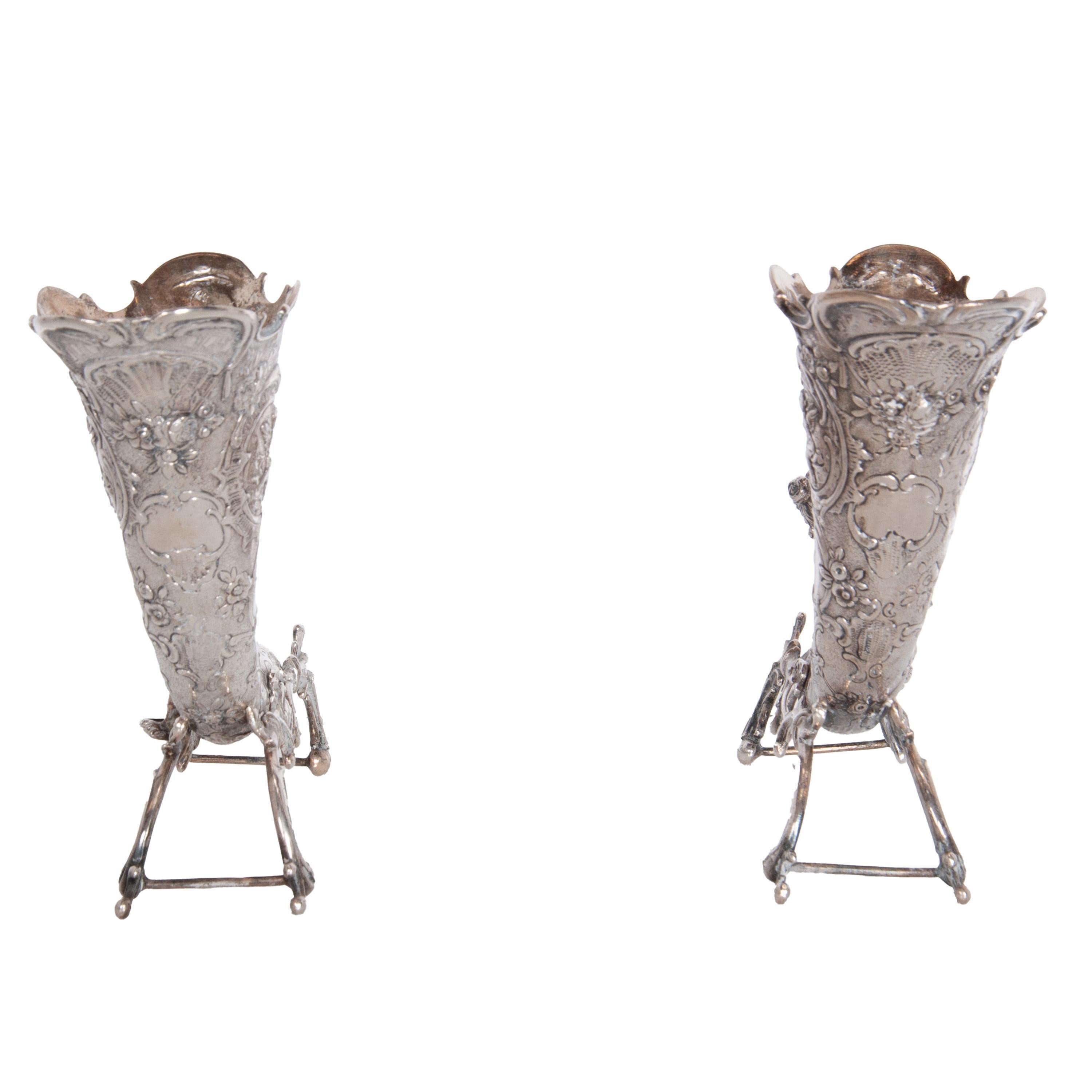 Coppia di antichi vasi tedeschi Repoussé 800 in argento con cornucopia e cherubini Hanau 1890 in vendita 2