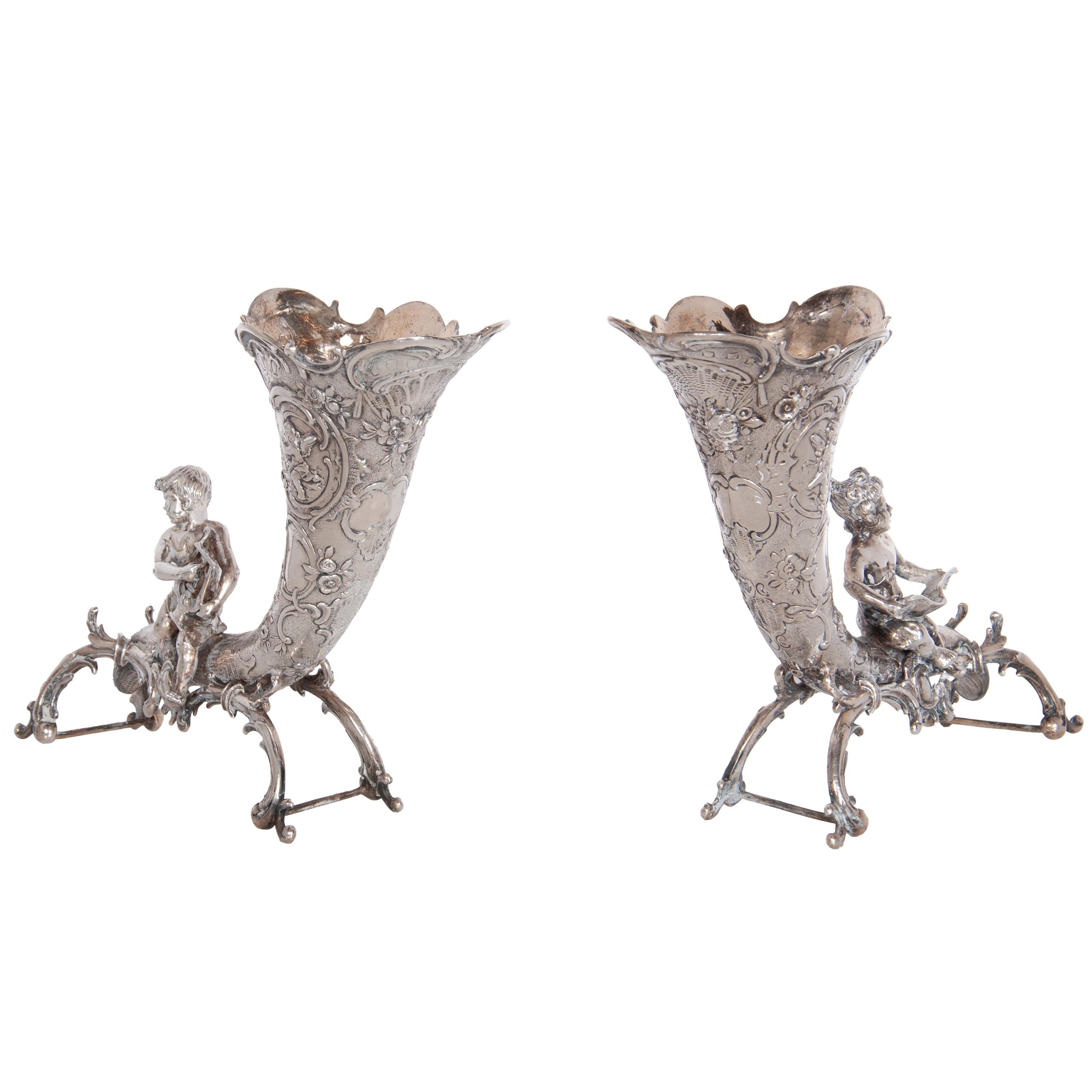 Coppia di antichi vasi tedeschi Repoussé 800 in argento con cornucopia e cherubini Hanau 1890 in vendita 3