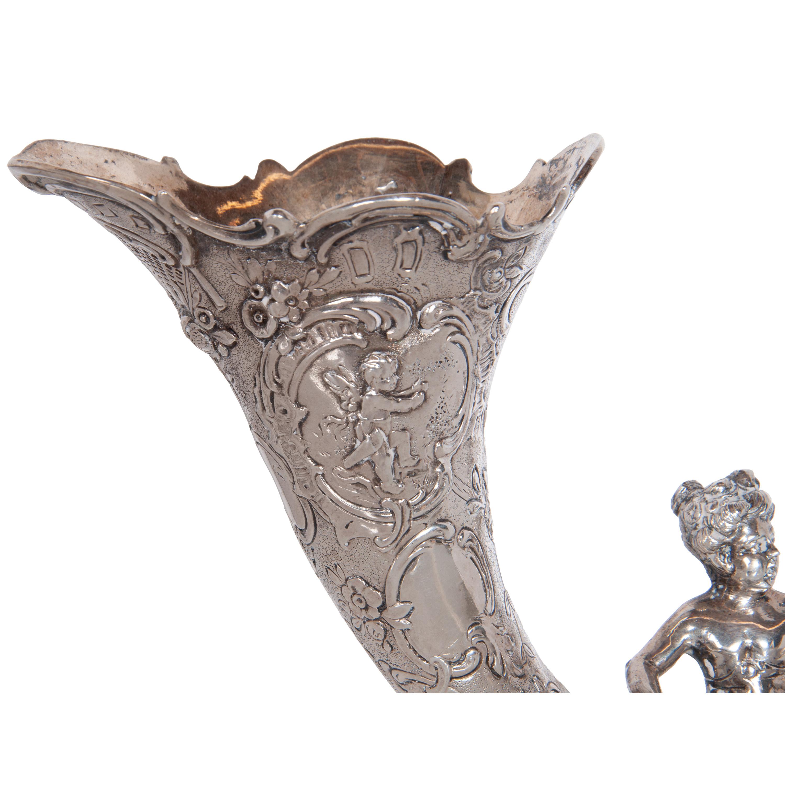 Coppia di antichi vasi tedeschi Repoussé 800 in argento con cornucopia e cherubini Hanau 1890 in vendita 4