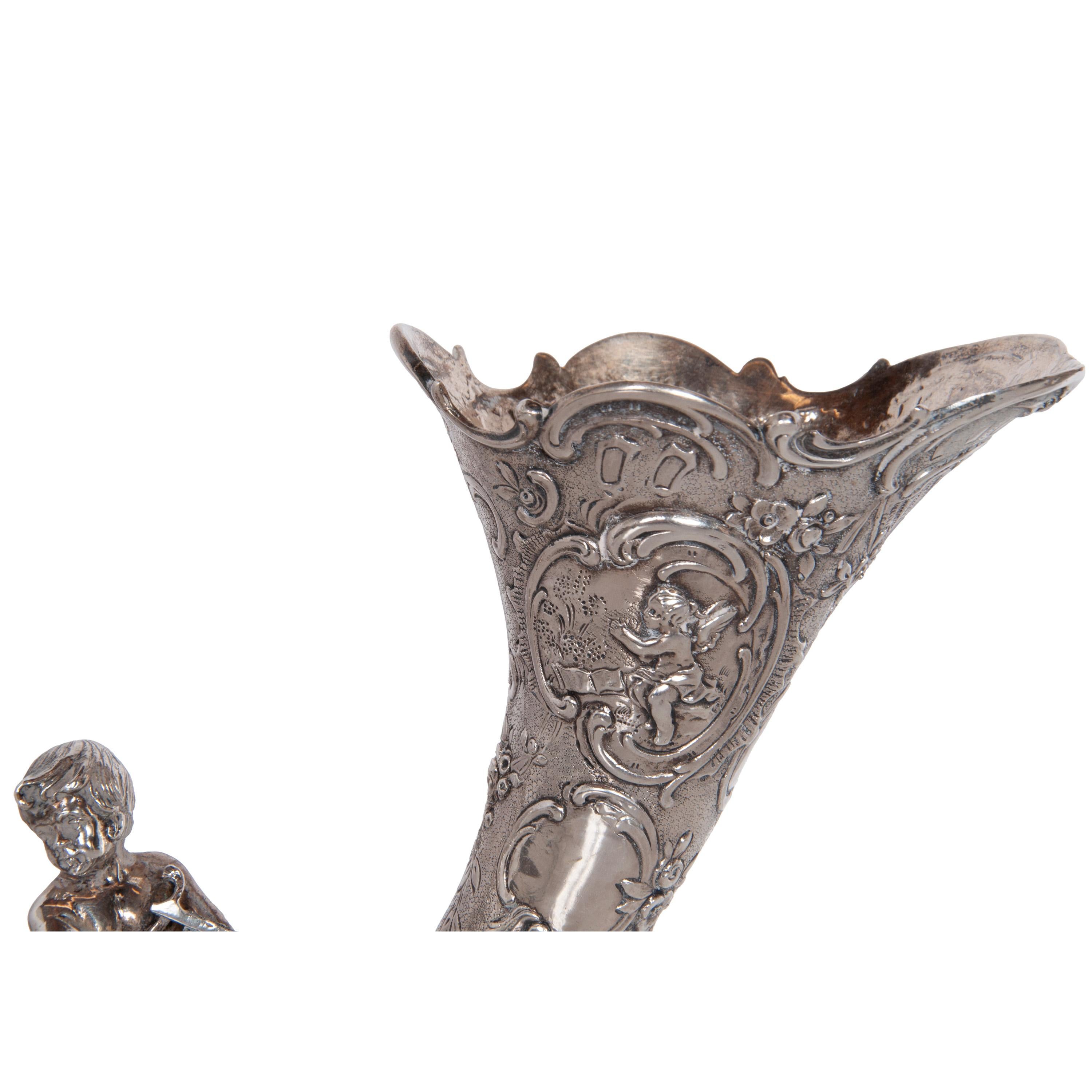 Coppia di antichi vasi tedeschi Repoussé 800 in argento con cornucopia e cherubini Hanau 1890 in vendita 5