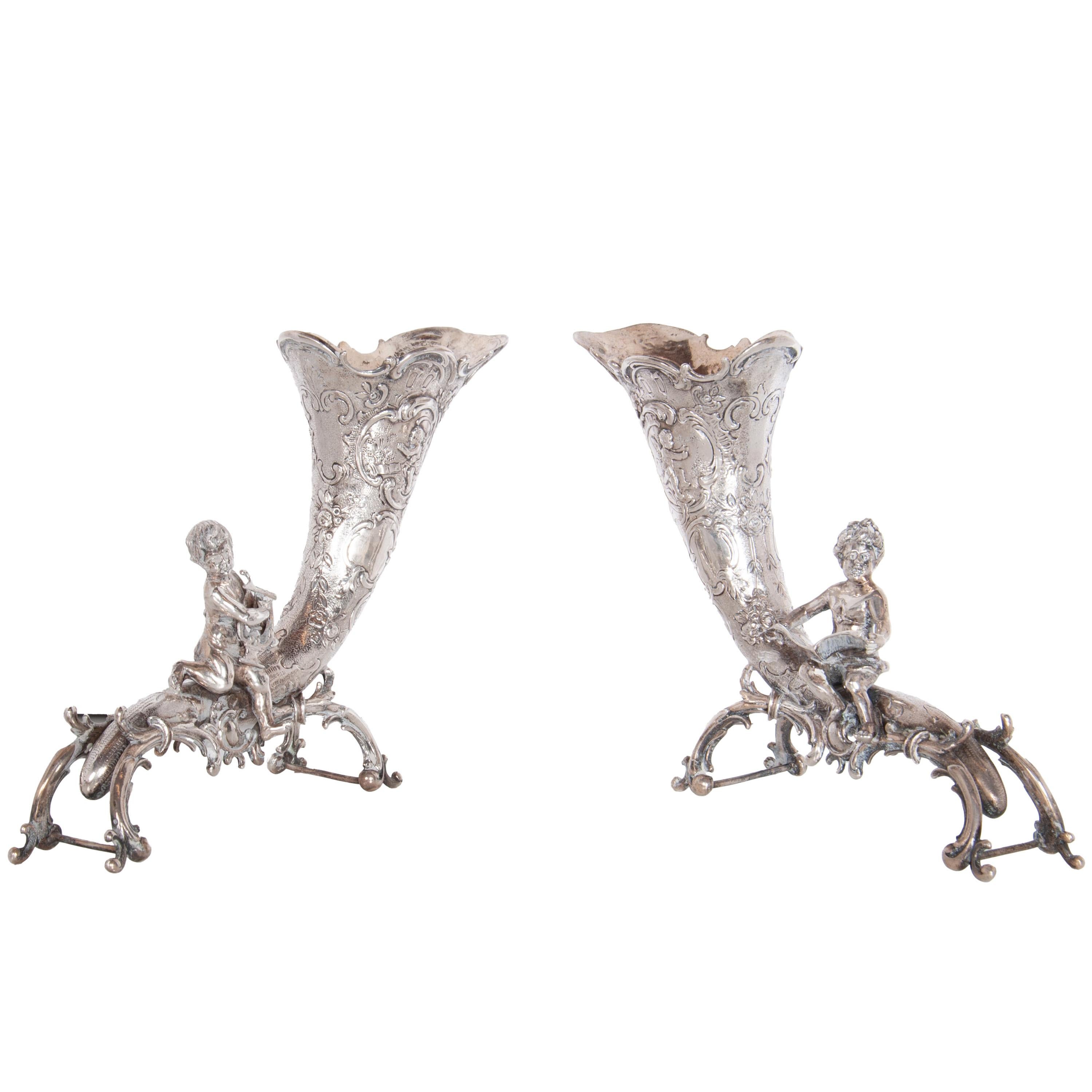 Rococò Coppia di antichi vasi tedeschi Repoussé 800 in argento con cornucopia e cherubini Hanau 1890 in vendita