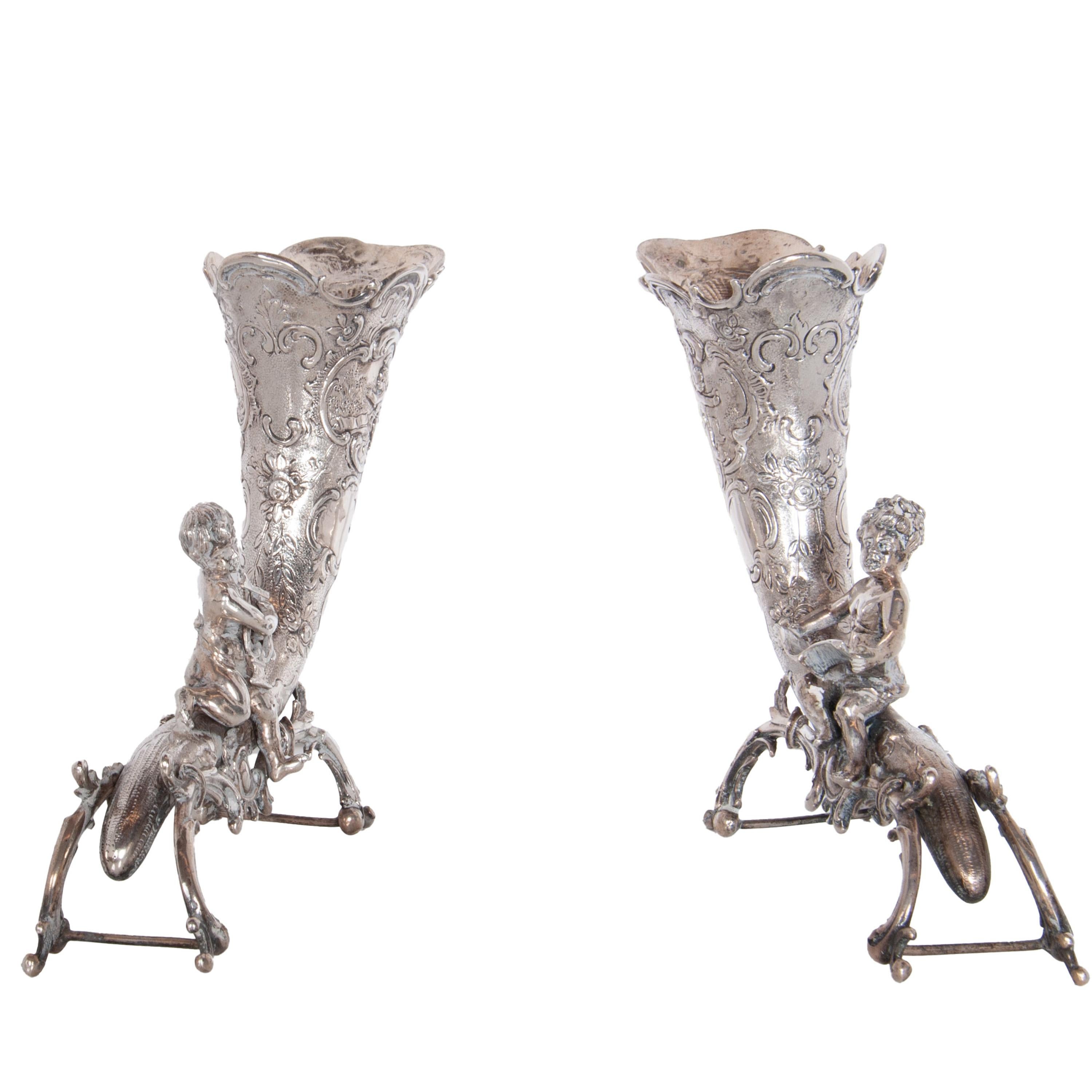 Tedesco Coppia di antichi vasi tedeschi Repoussé 800 in argento con cornucopia e cherubini Hanau 1890 in vendita