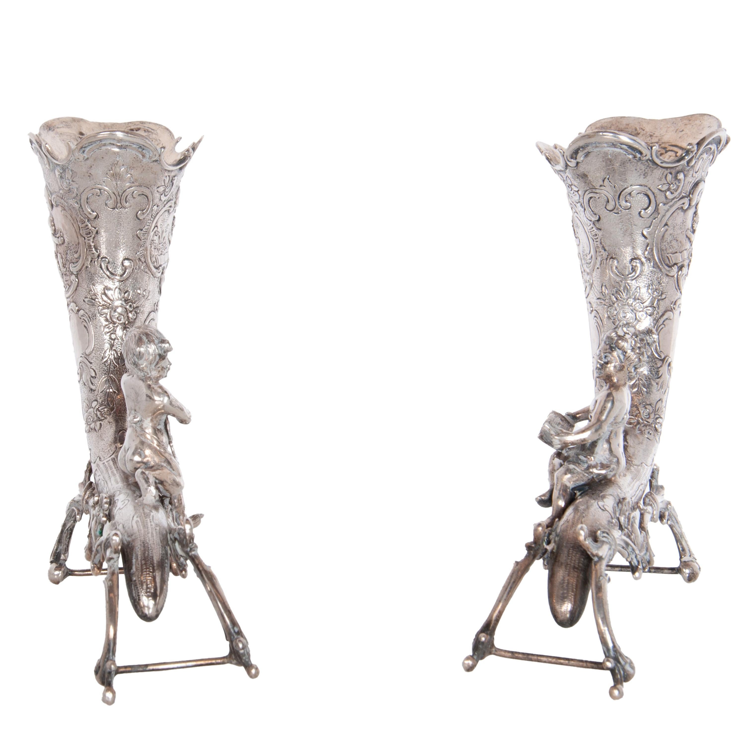 Sbalzo Coppia di antichi vasi tedeschi Repoussé 800 in argento con cornucopia e cherubini Hanau 1890 in vendita