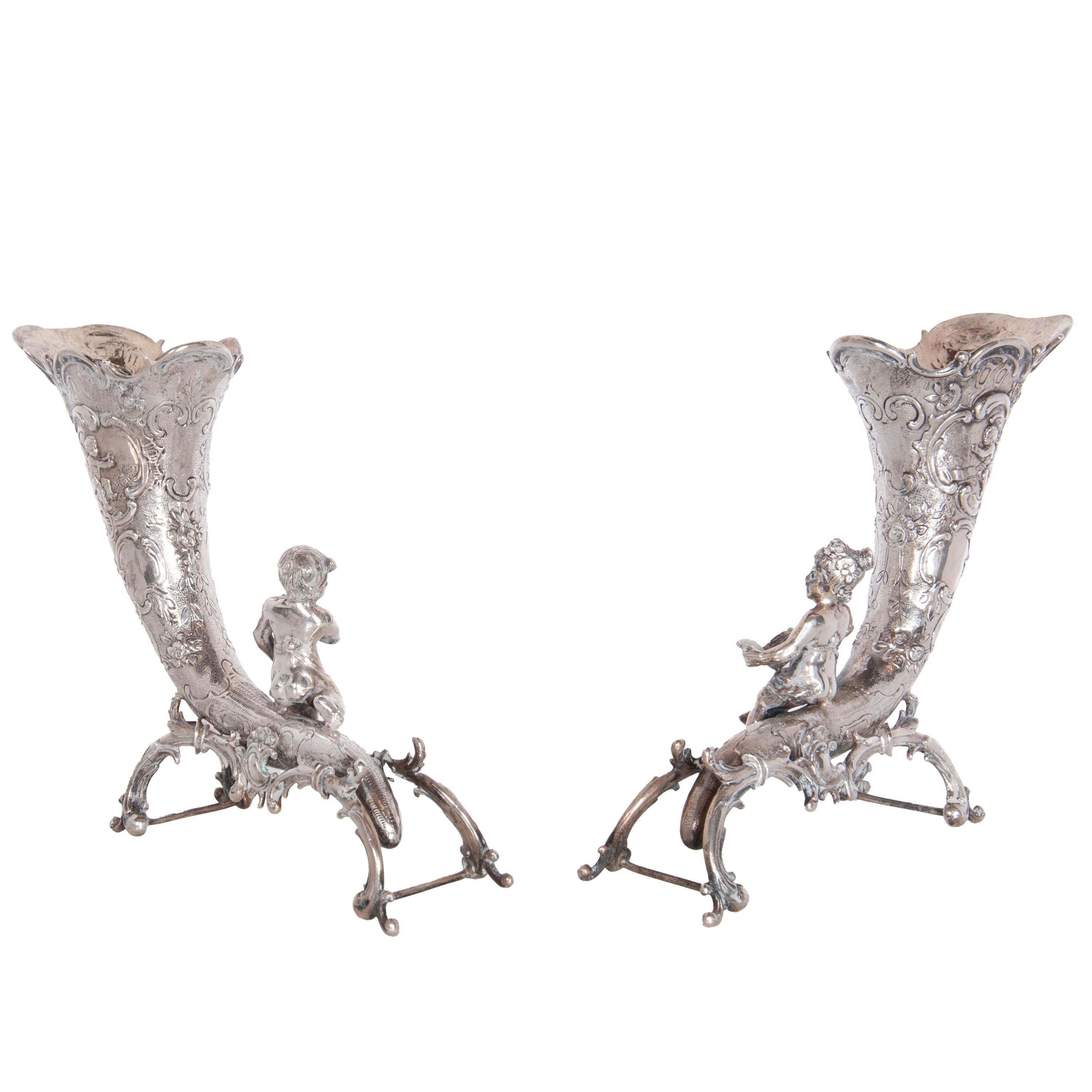 Coppia di antichi vasi tedeschi Repoussé 800 in argento con cornucopia e cherubini Hanau 1890 In condizioni buone in vendita a Portland, OR
