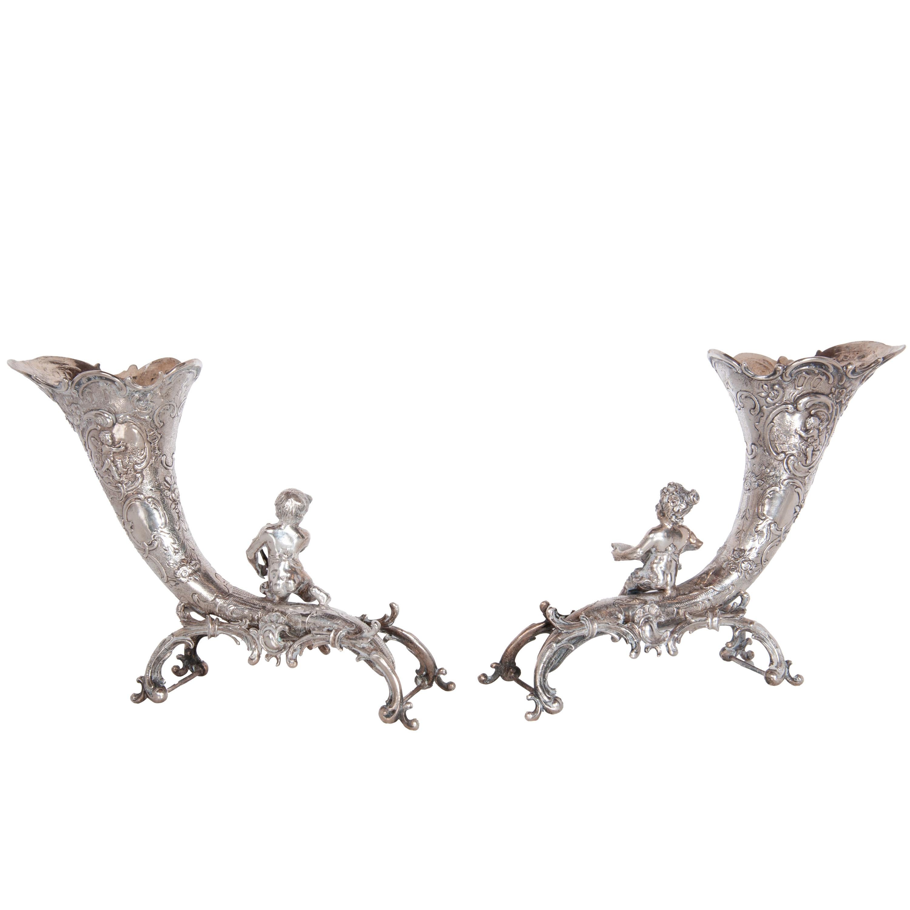 Fine XIX secolo Coppia di antichi vasi tedeschi Repoussé 800 in argento con cornucopia e cherubini Hanau 1890 in vendita