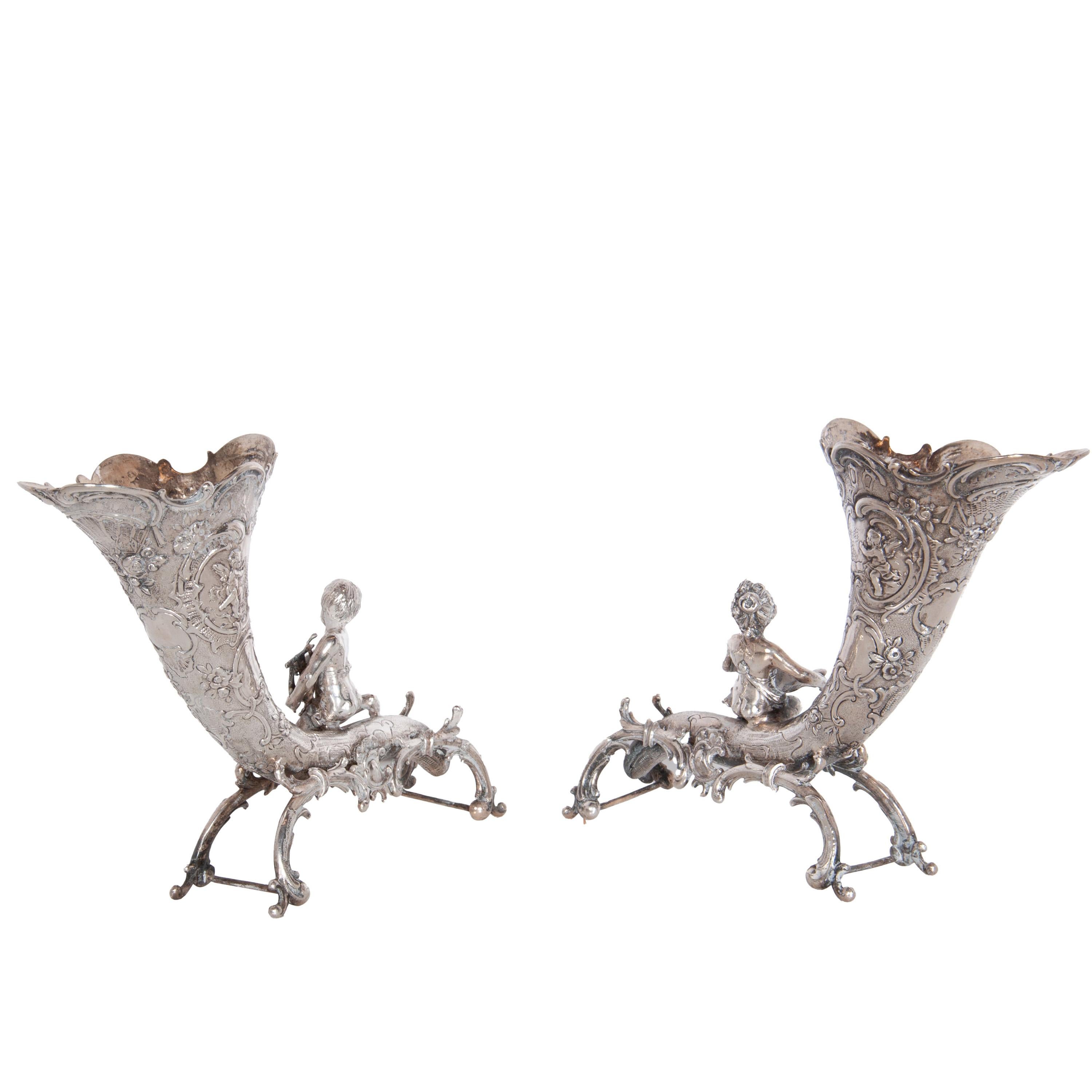 Coppia di antichi vasi tedeschi Repoussé 800 in argento con cornucopia e cherubini Hanau 1890 in vendita 1