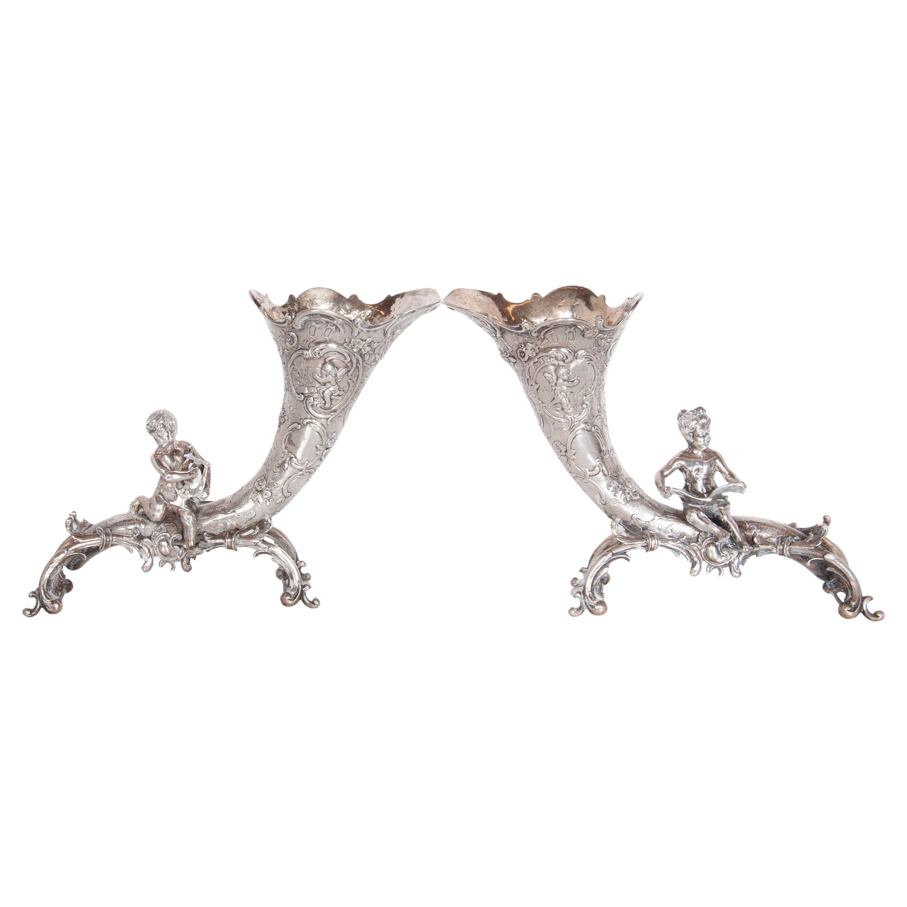 Pareja de jarrones antiguos alemanes Repoussé 800 de plata Cornucopia Querubín Hanau 1890