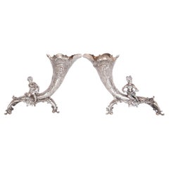 Pareja de jarrones antiguos alemanes Repoussé 800 de plata Cornucopia Querubín Hanau 1890