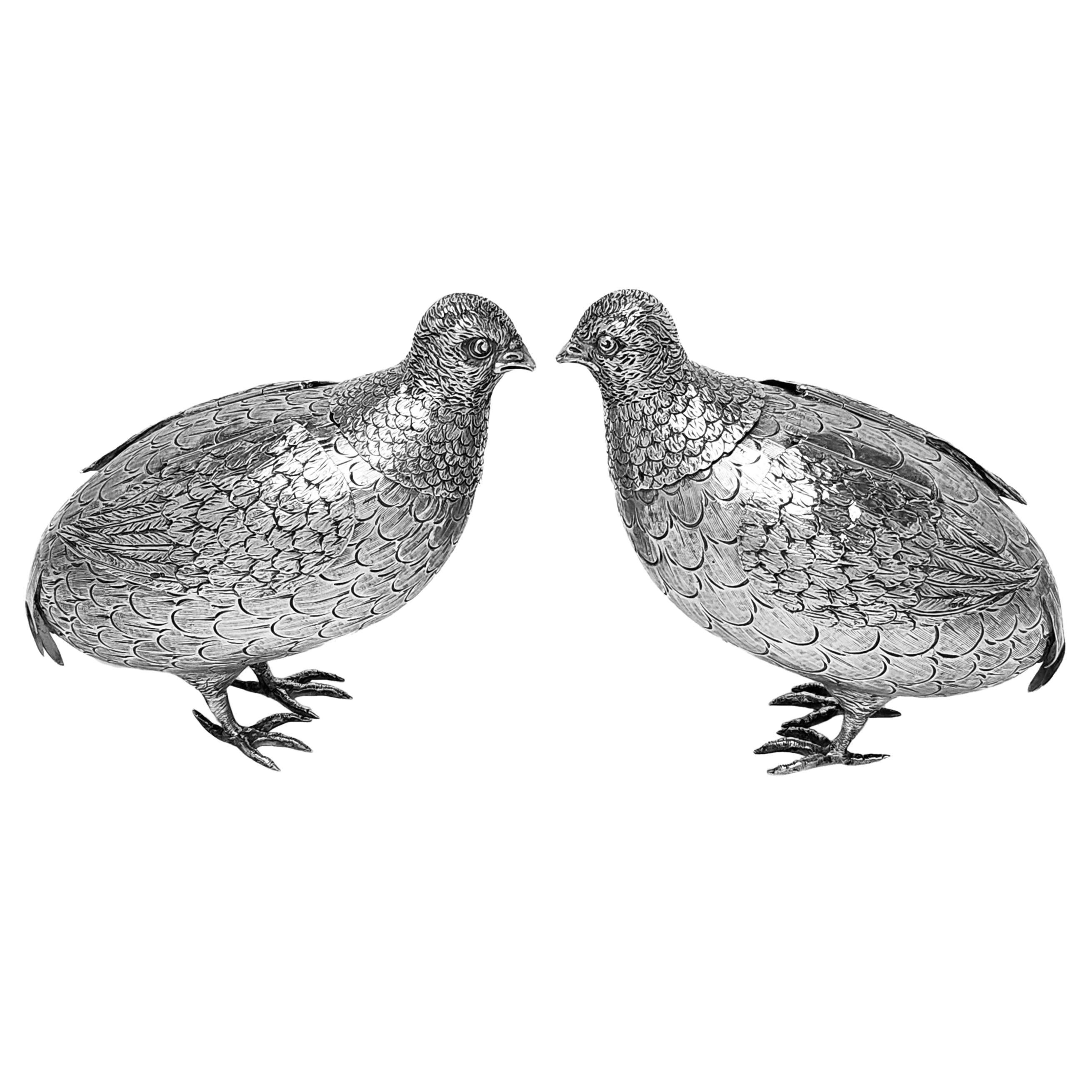 Une paire de jolis modèles de tétraonidés en argent ancien créés avec un grand souci du détail. Ces oiseaux en argent sterling ont des ailes en argent à charnière et sont de bonne taille. 

Fabriqué en Allemagne vers 1909 par Berthold Muller.
