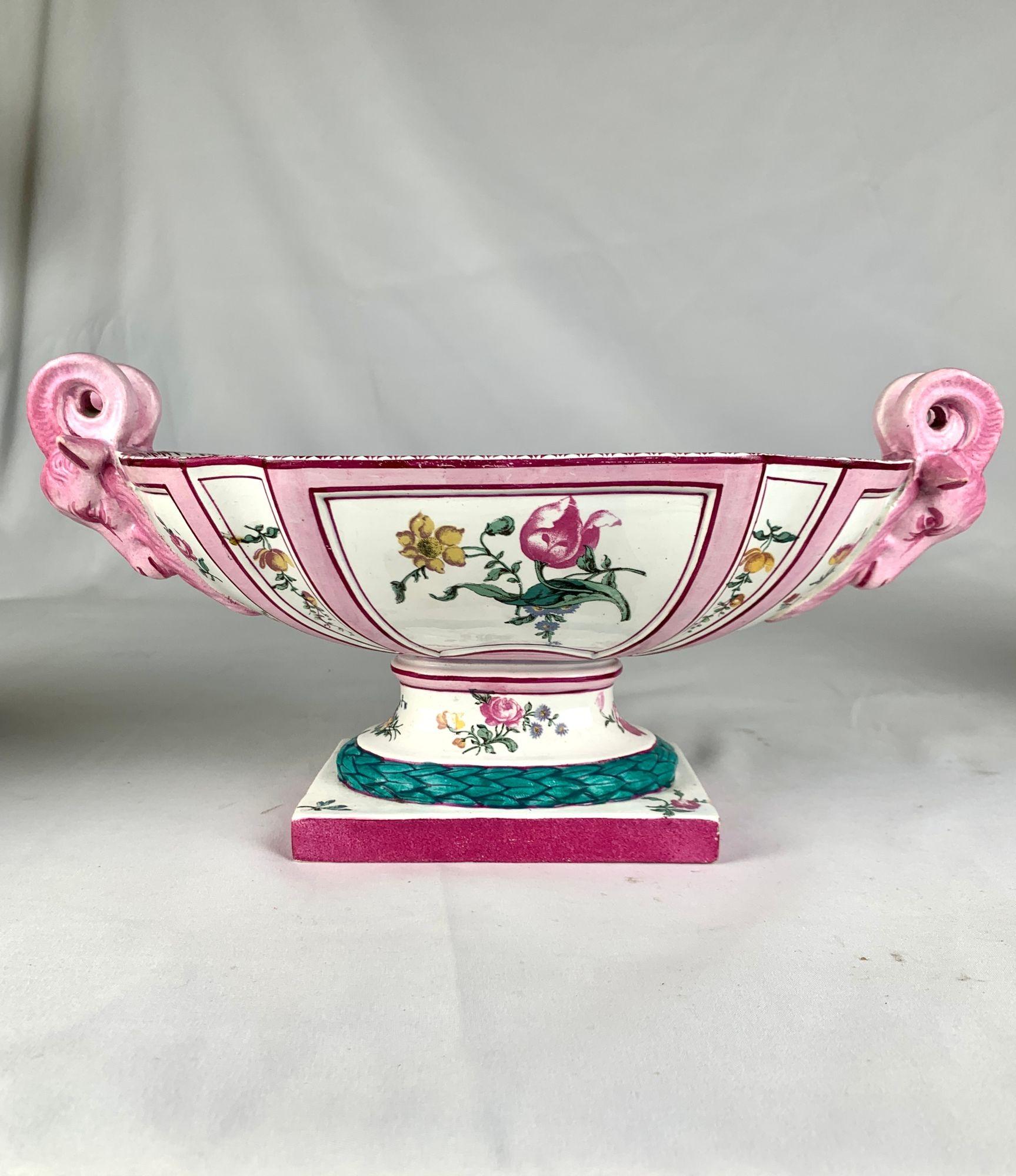 Dieses Paar antiker französischer Perlmuttschalen wurde von Gien um 1870 hergestellt.
Jede ovale Schale zeigt farbenfrohe Blumensträuße im Rokoko-Stil mit Rosen, Pfingstrosen und Wildblumen in leuchtenden Rosa-, Lila-, Gelb- und Grüntönen.
Das
