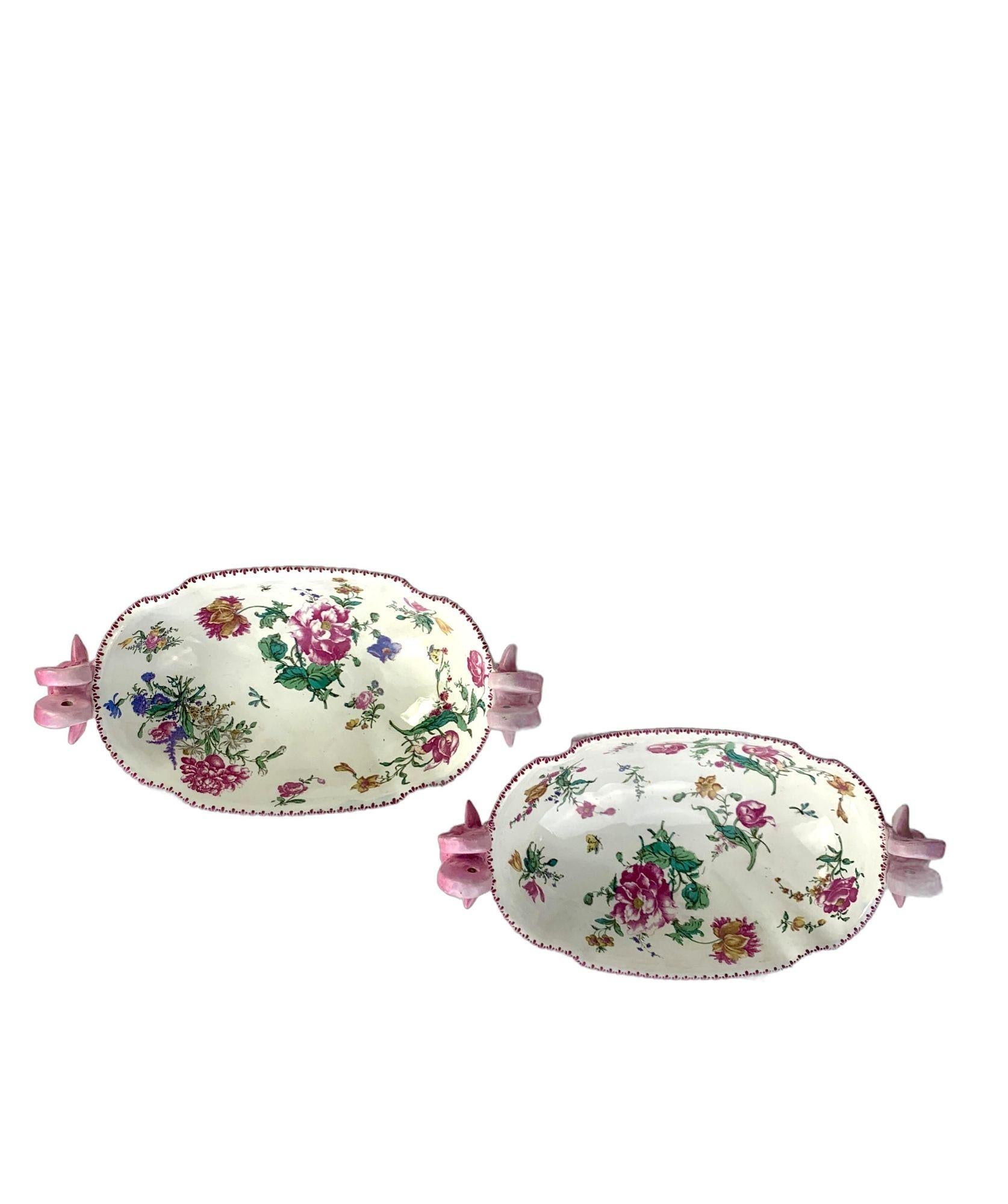 Paar antike Gien Perlenschalen auf Ständern mit Blumendekoration Frankreich ca. 1870 (Perlenware) im Angebot