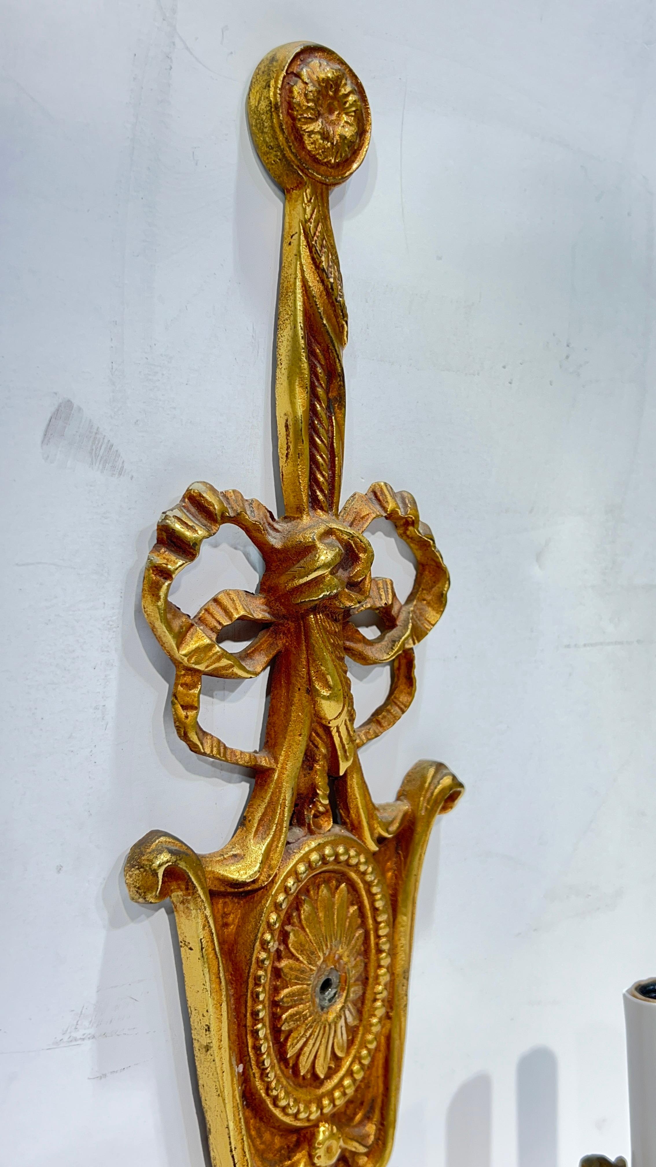 Pair Antique Gilt Bronze French Neoclassical 2-Light Sconces (19. Jahrhundert) im Angebot