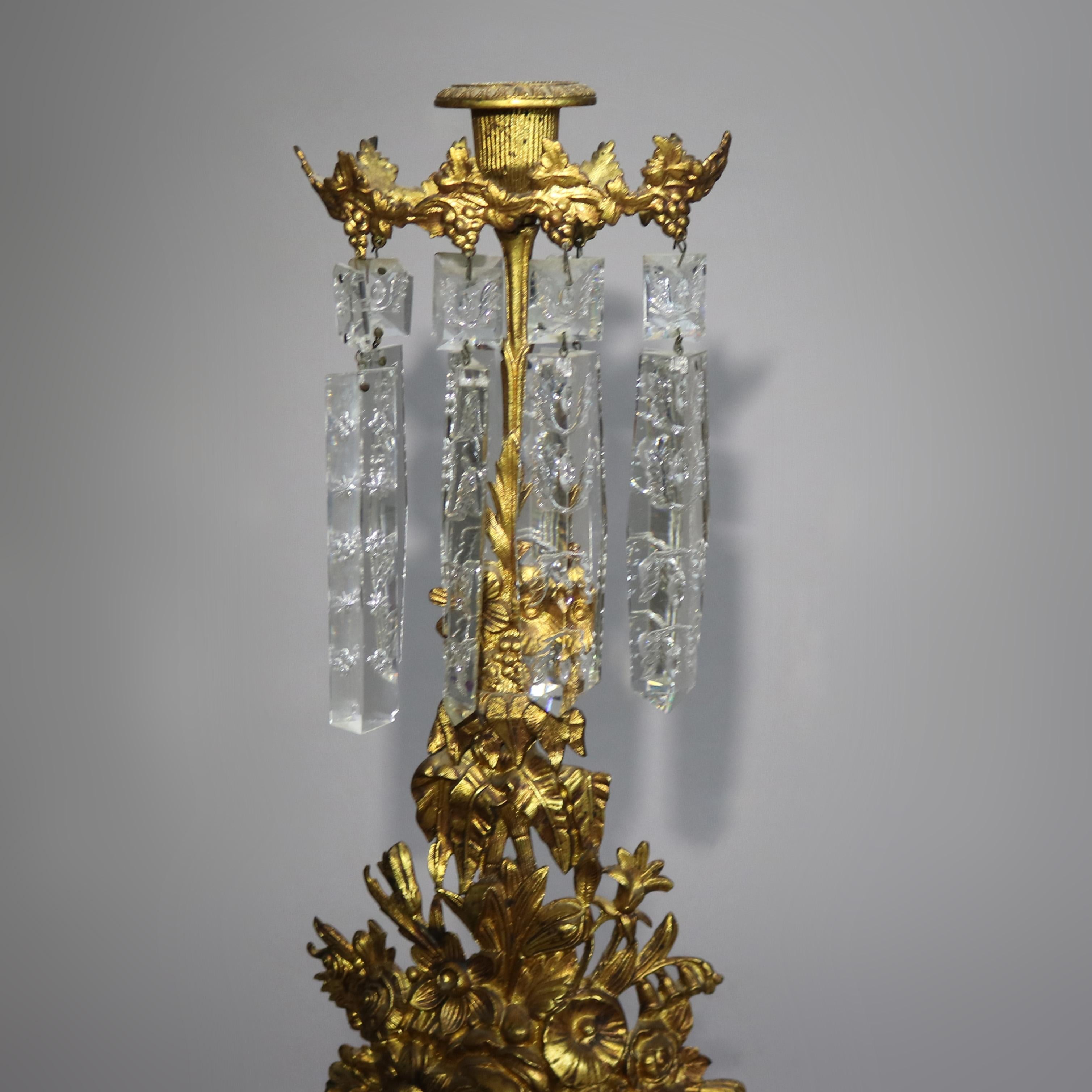 Paar antike Girandolen in geblümter Form aus vergoldeter Bronze, Marmor und geschliffenem Kristall, um 1890 (19. Jahrhundert) im Angebot