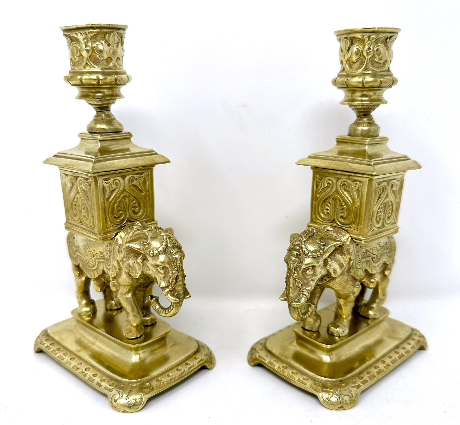 Cineserie Coppia di candelieri antichi in bronzo dorato con elefanti, CIRCA 1910. in vendita