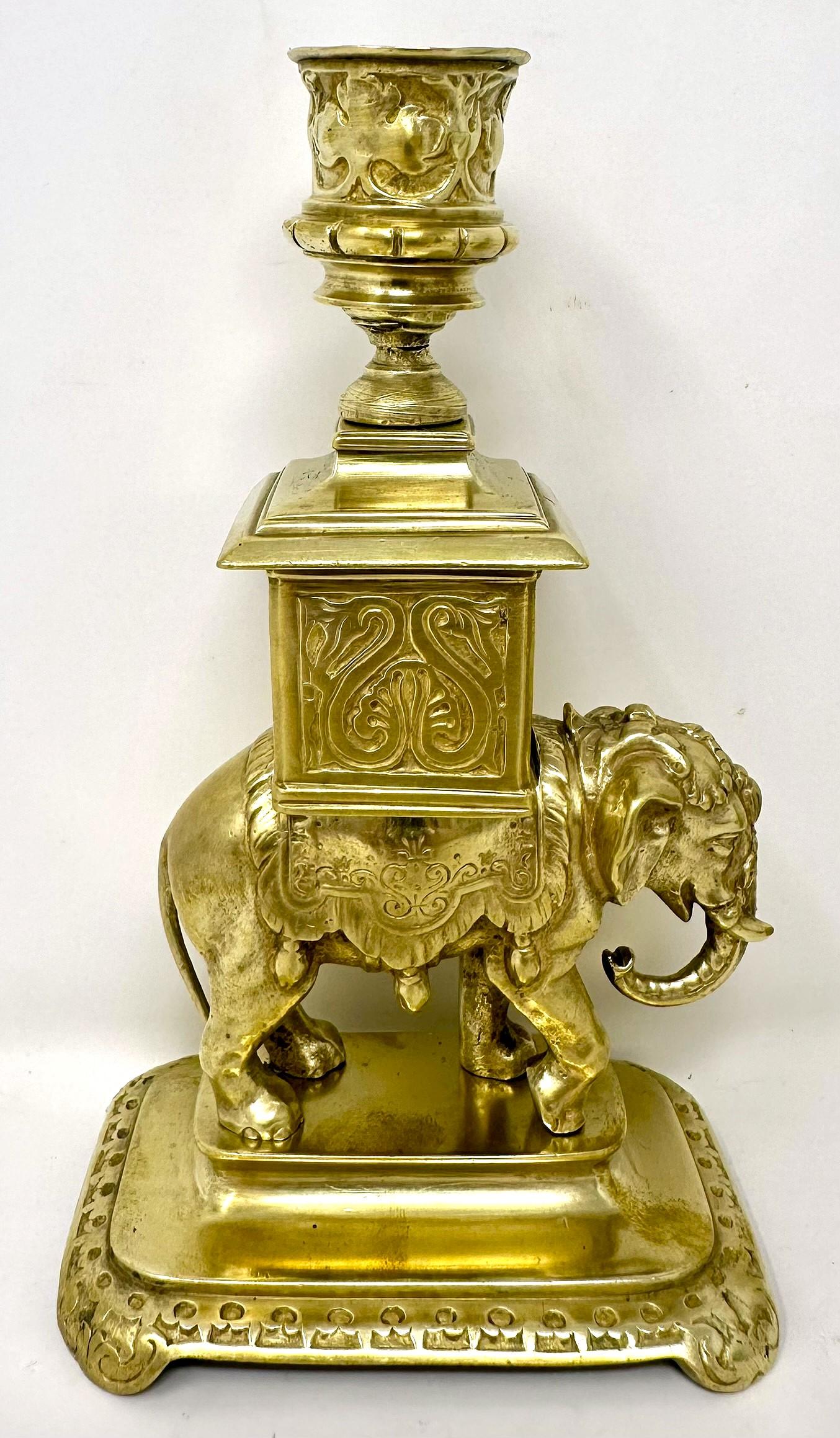 Coppia di candelieri antichi in bronzo dorato con elefanti, CIRCA 1910. In condizioni buone in vendita a New Orleans, LA