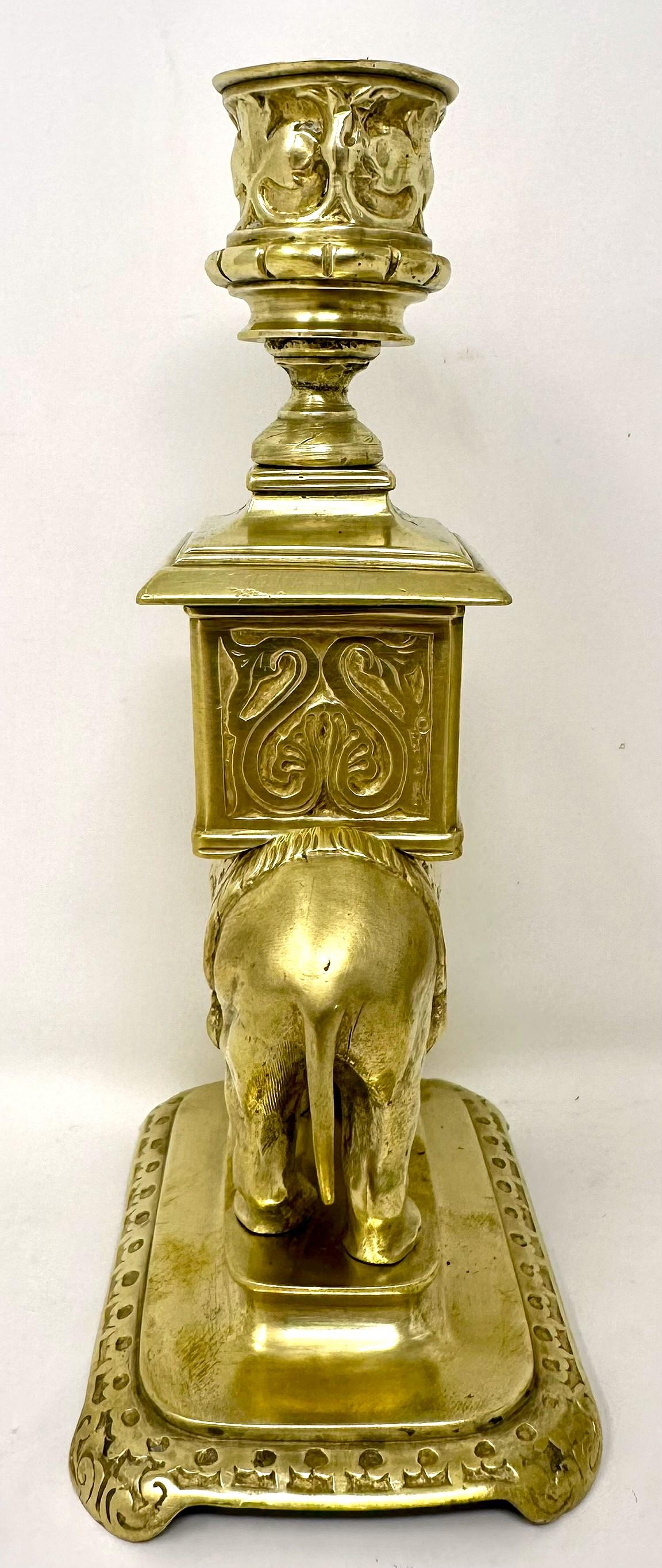 XX secolo Coppia di candelieri antichi in bronzo dorato con elefanti, CIRCA 1910. in vendita