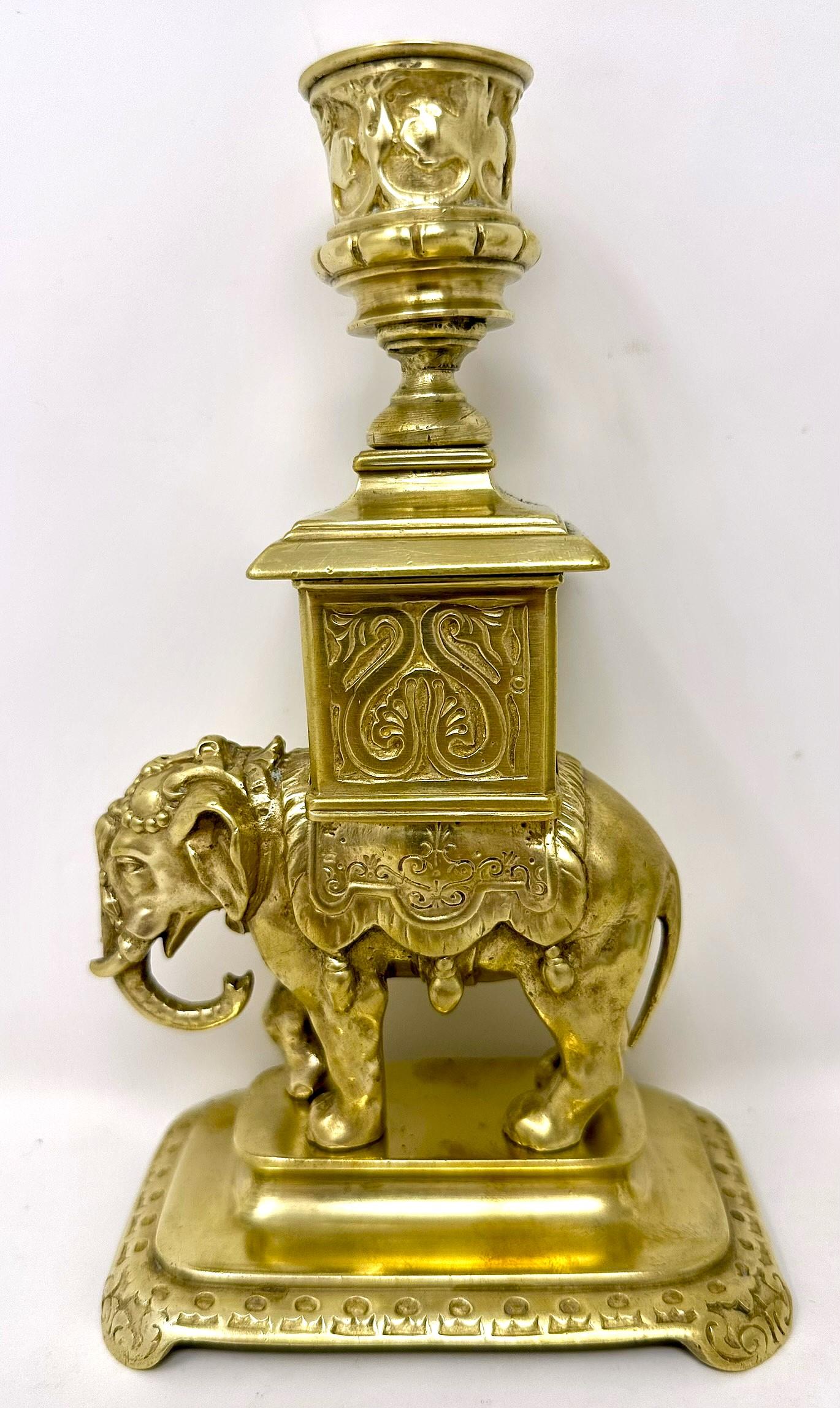 Bronzo Coppia di candelieri antichi in bronzo dorato con elefanti, CIRCA 1910. in vendita
