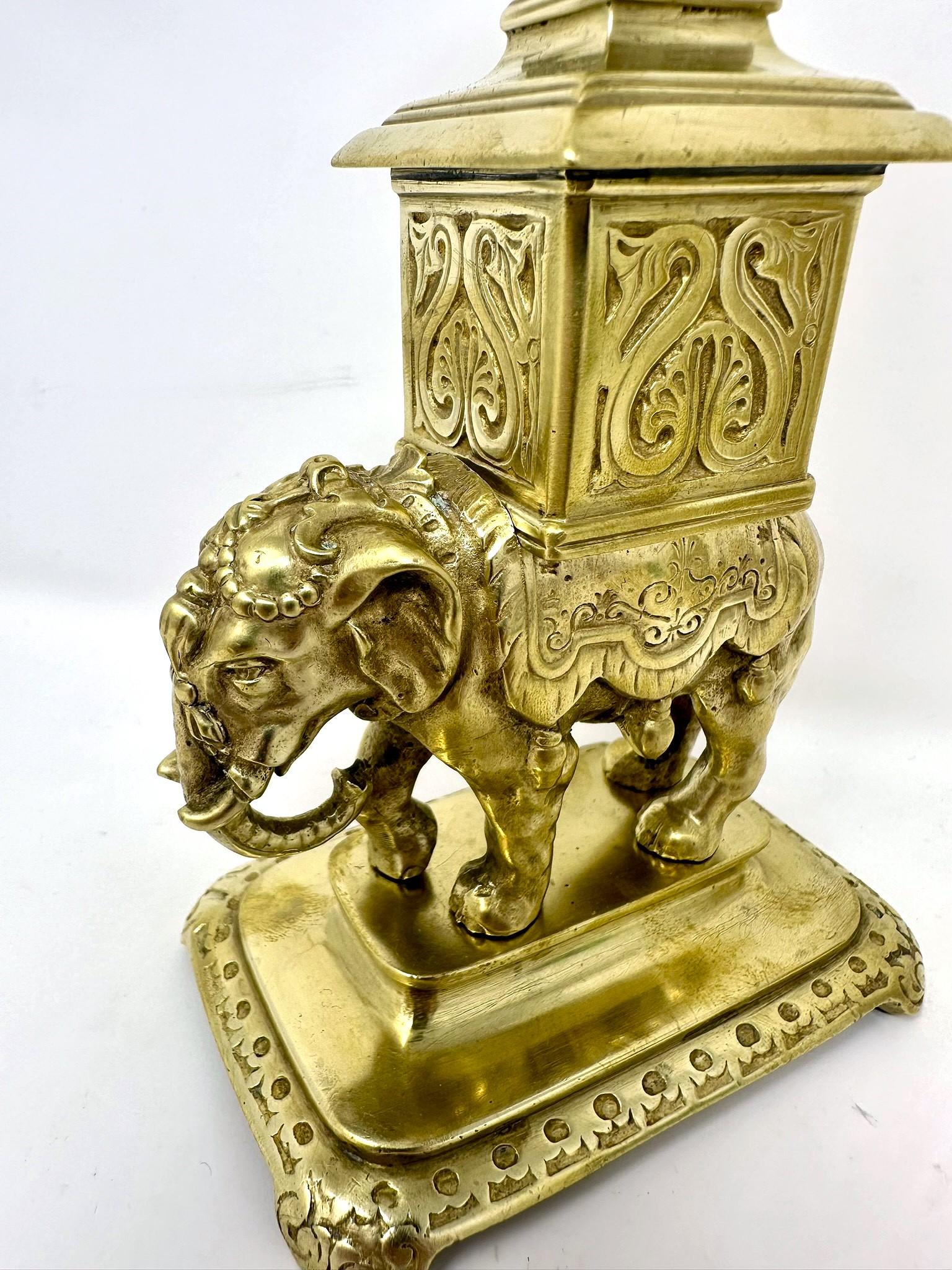 Coppia di candelieri antichi in bronzo dorato con elefanti, CIRCA 1910. in vendita 1