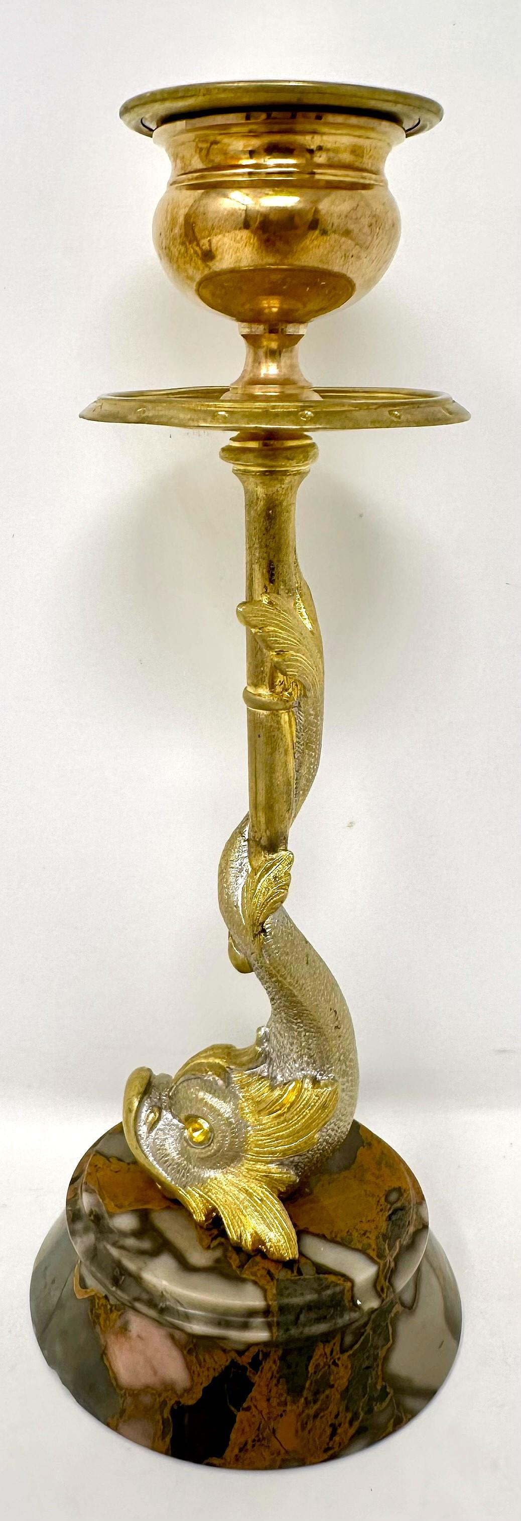 Paar antike figurale Delphin-Fisch-Kerzenständer aus Gold und versilberter Bronze und Marmor mit Goldverzierung im Angebot 1