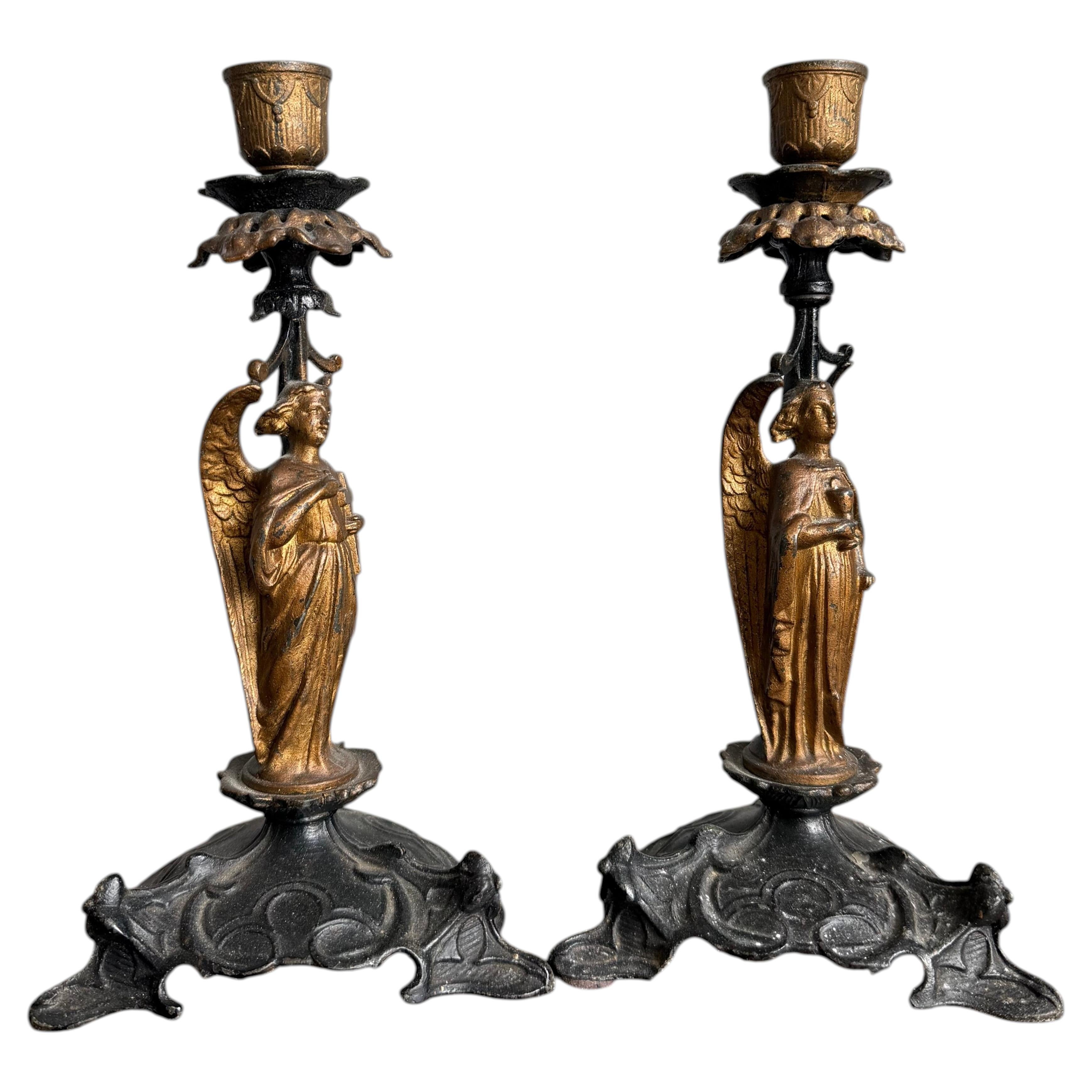 Paire de chandeliers anges en fonte de style néo-gothique, vers 1900 en vente