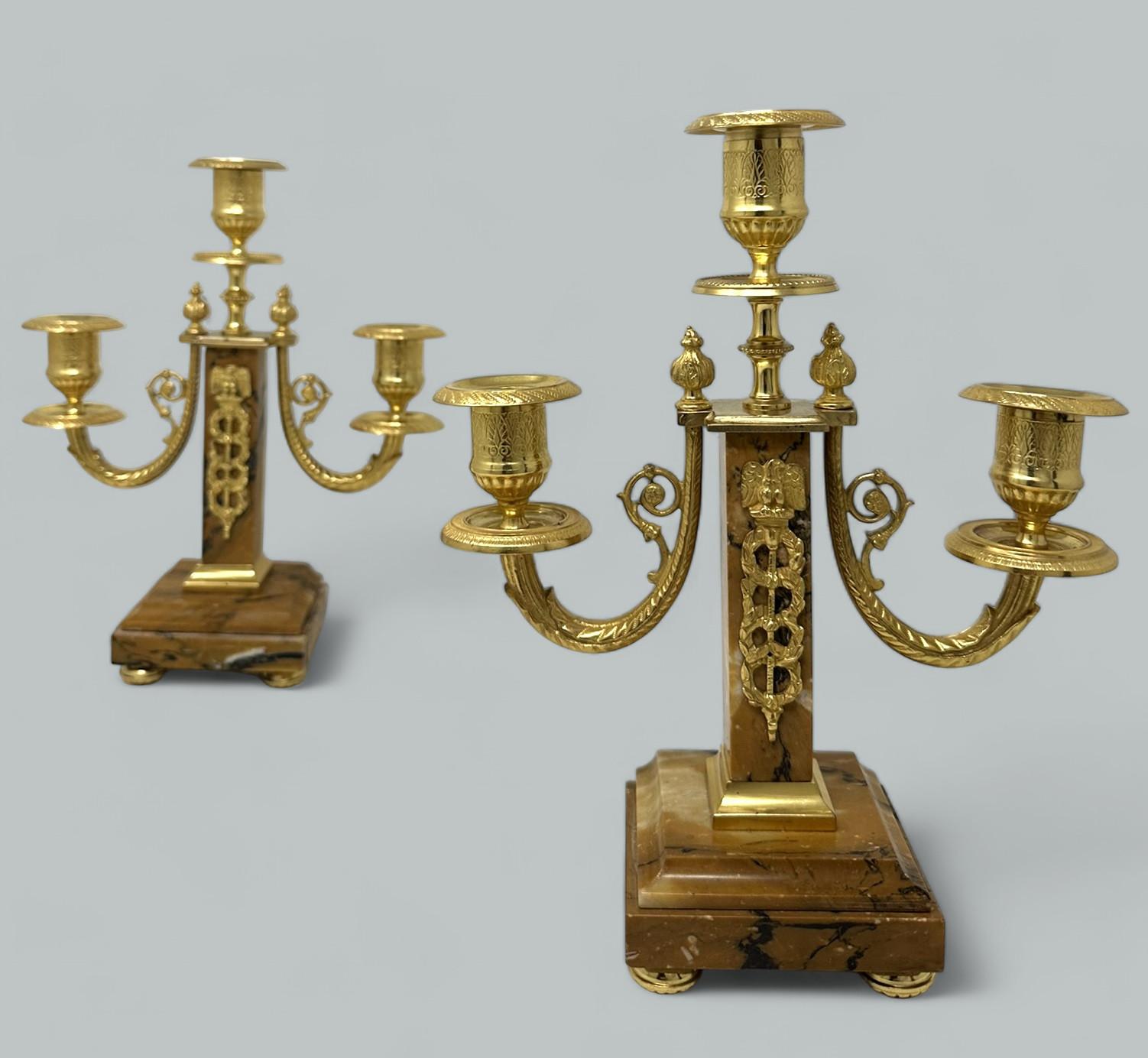 Impresionante pareja de candelabros de tres luces de estilo Luis XV francés, de mármol de Siena bien veteado y pulido, bronce patinado dorado y ormolu, según un modelo de Pierre Gouthiere (1732-1813). Mediados y finales del siglo XIX 

Cada uno de