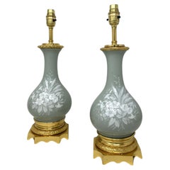 Coppia di lampade antiche Grand Tour French Empire Pate-sur-Pate Jasperware Ormolu