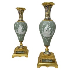 Paire de vases-urnes anciennes en jaspe Pate-sur-Pate de style Empire français en bronze doré