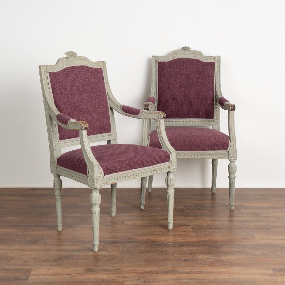 Pair, gray painted gustavian arm chairs.
Turned fluted legs and decorative carving throughout, crowned with rosettes.
Restored, stable. Any scratches, wear, dings or age related separations are reflective of generations of use and do not detract