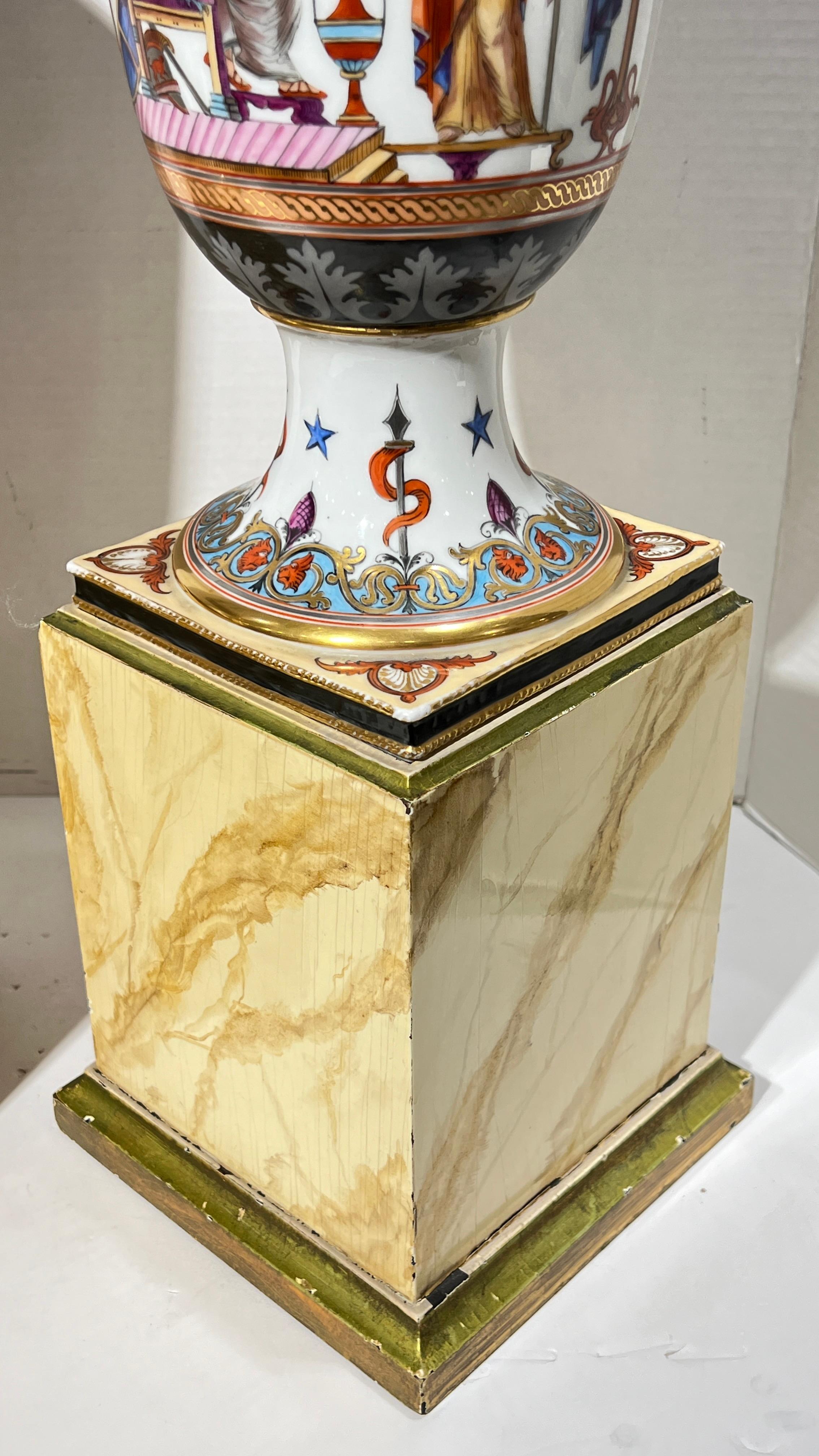 Pareja de jarrones antiguos de porcelana del renacimiento griego montados como lámparas de mesa en venta 7