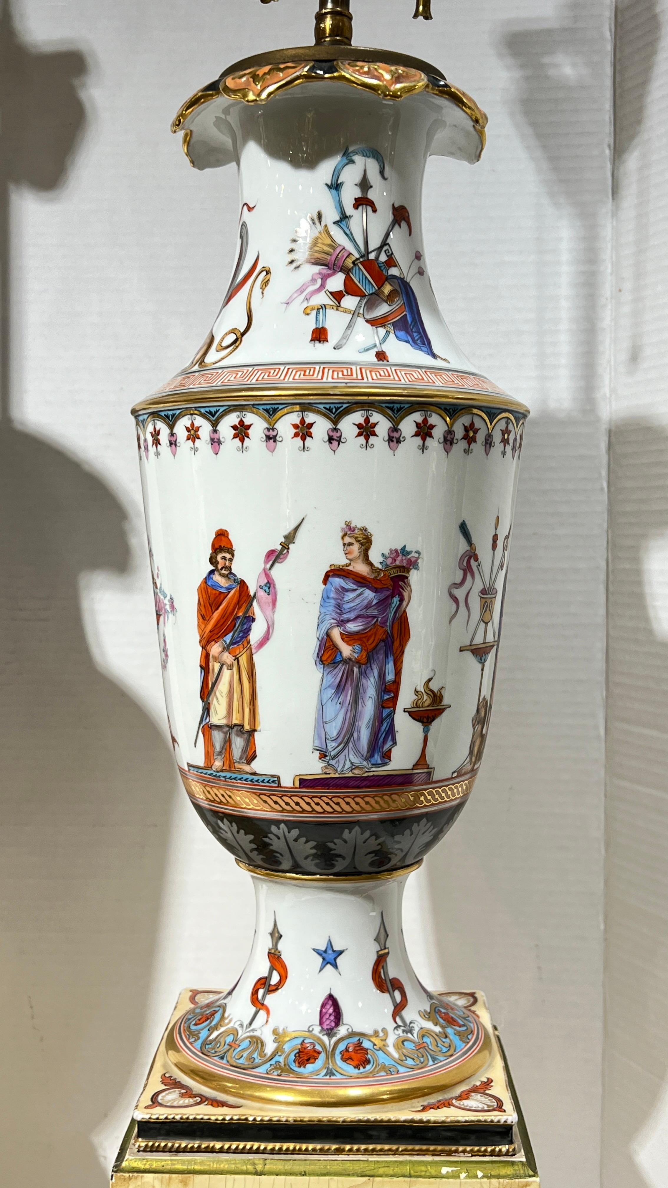 Pareja de jarrones antiguos de porcelana del renacimiento griego montados como lámparas de mesa en venta 11