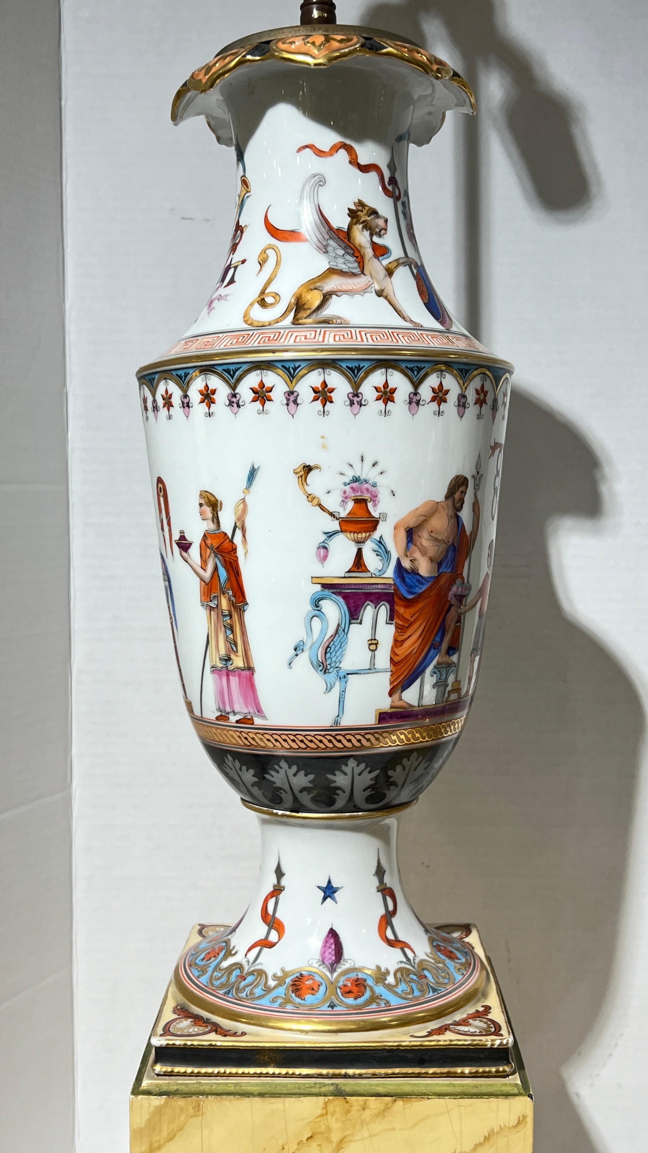 Pareja de jarrones antiguos de porcelana del renacimiento griego montados como lámparas de mesa siglo XIX en venta