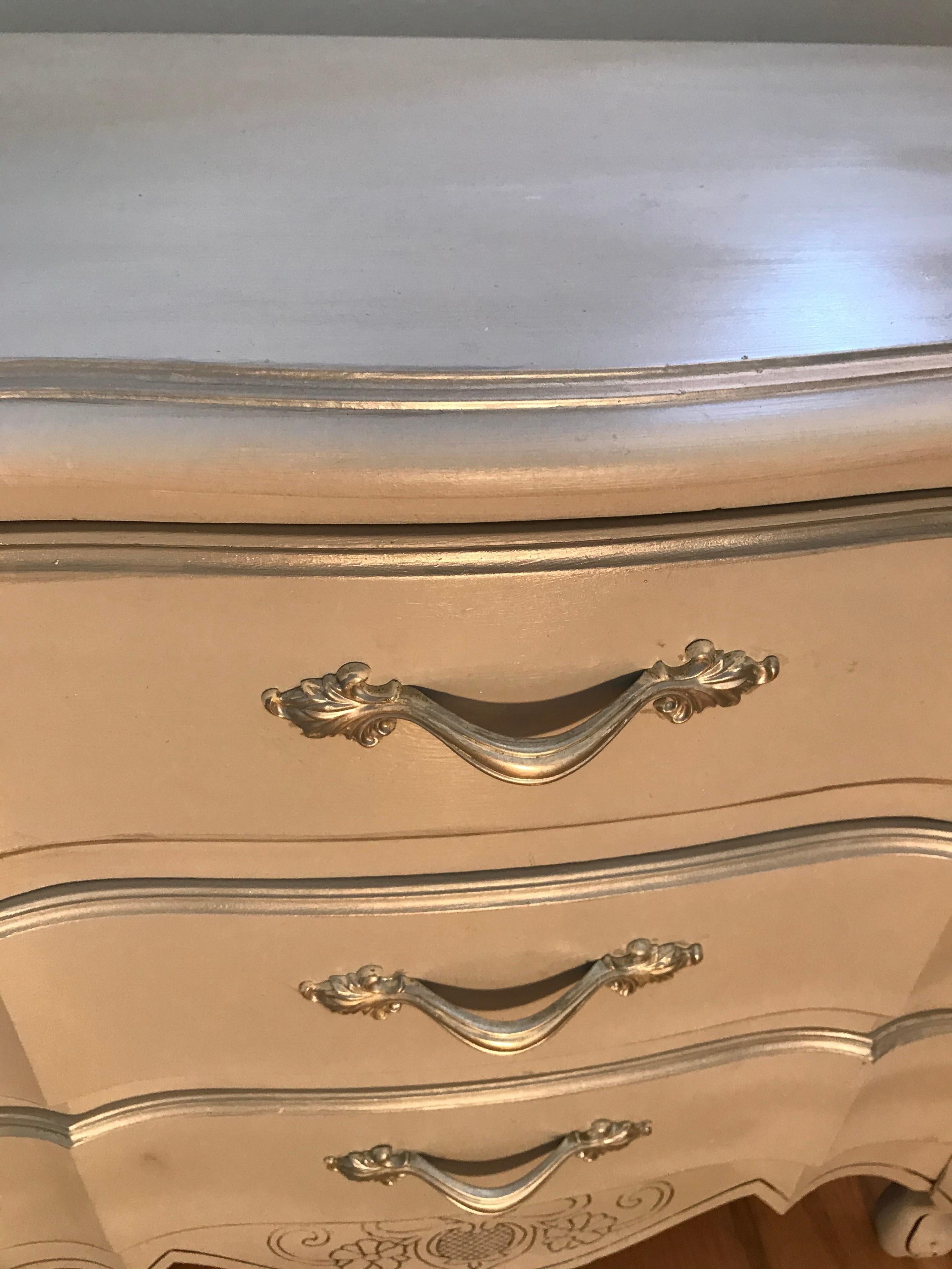 Pareja de Mesillas de Noche Grises Antiguas de Estilo Gustaviano en Bueno estado para la venta en Boca Raton, FL