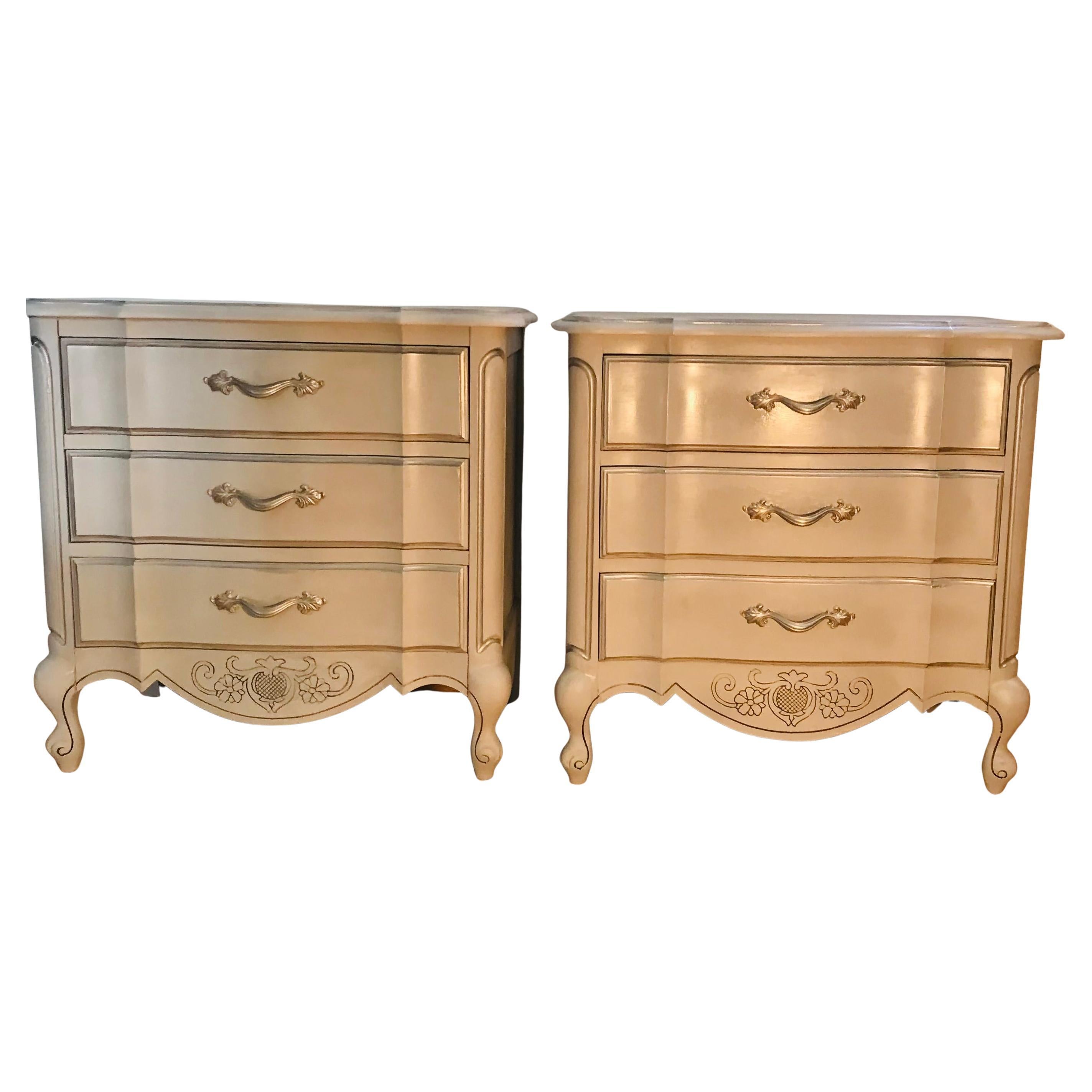Paire de commodes grises anciennes de style gustavien