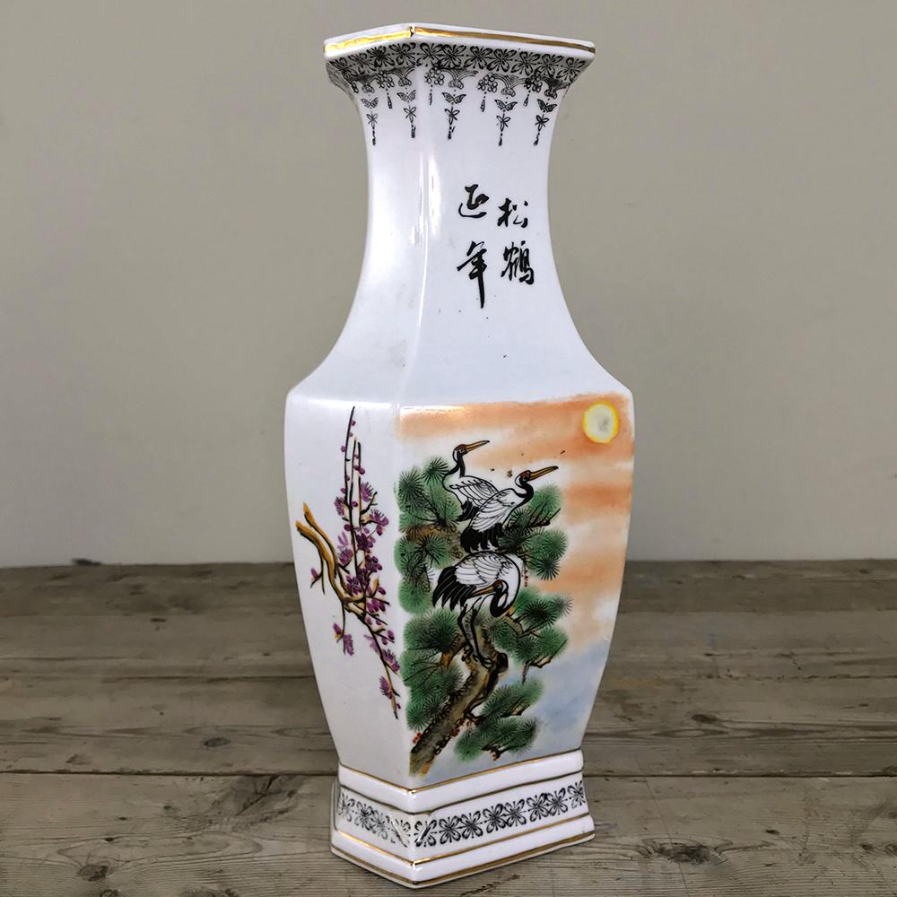Pair of Antique Hand Painted Chinese Vases In Good Condition For Sale In Dallas, TX