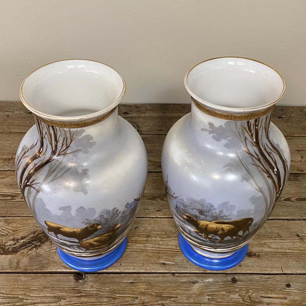 Français Paire de vases anciens en opaline peints à la main en vente