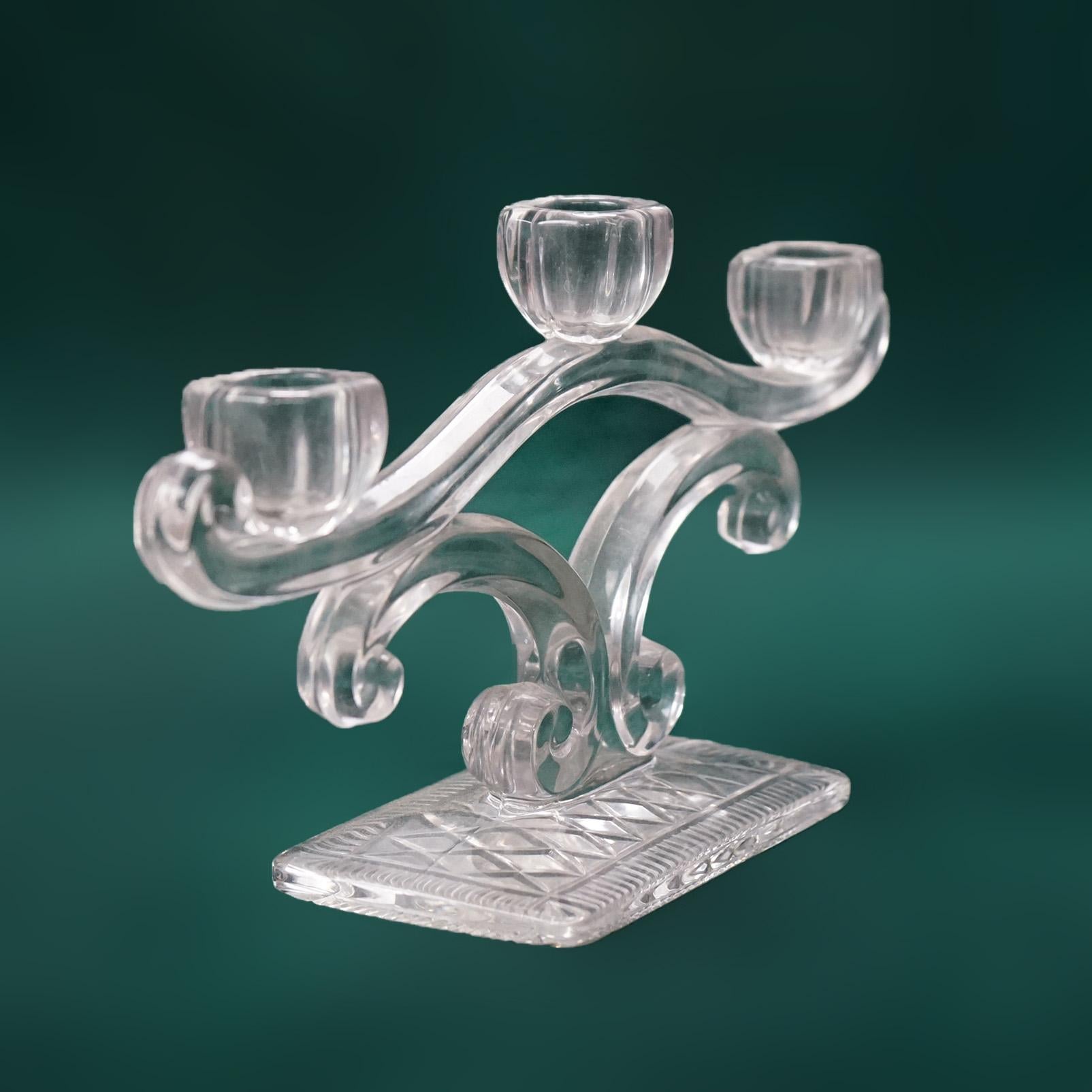 Paire de chandeliers anciens à trois bougies en verre en forme de volute à la manière de Hawkes C1920

Dimensions : 6,5''H x 13''L x 3,5''P