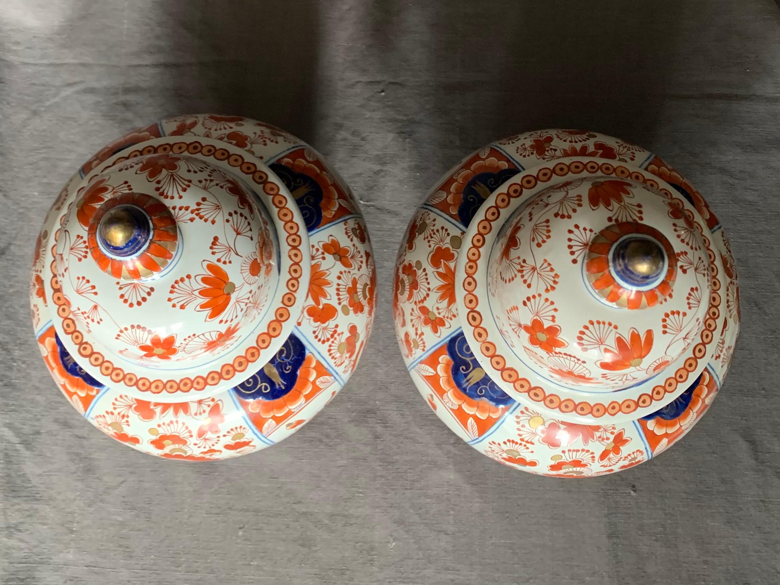 Pair Delft Style Imari Ginger Jars In Good Condition In New York, NY