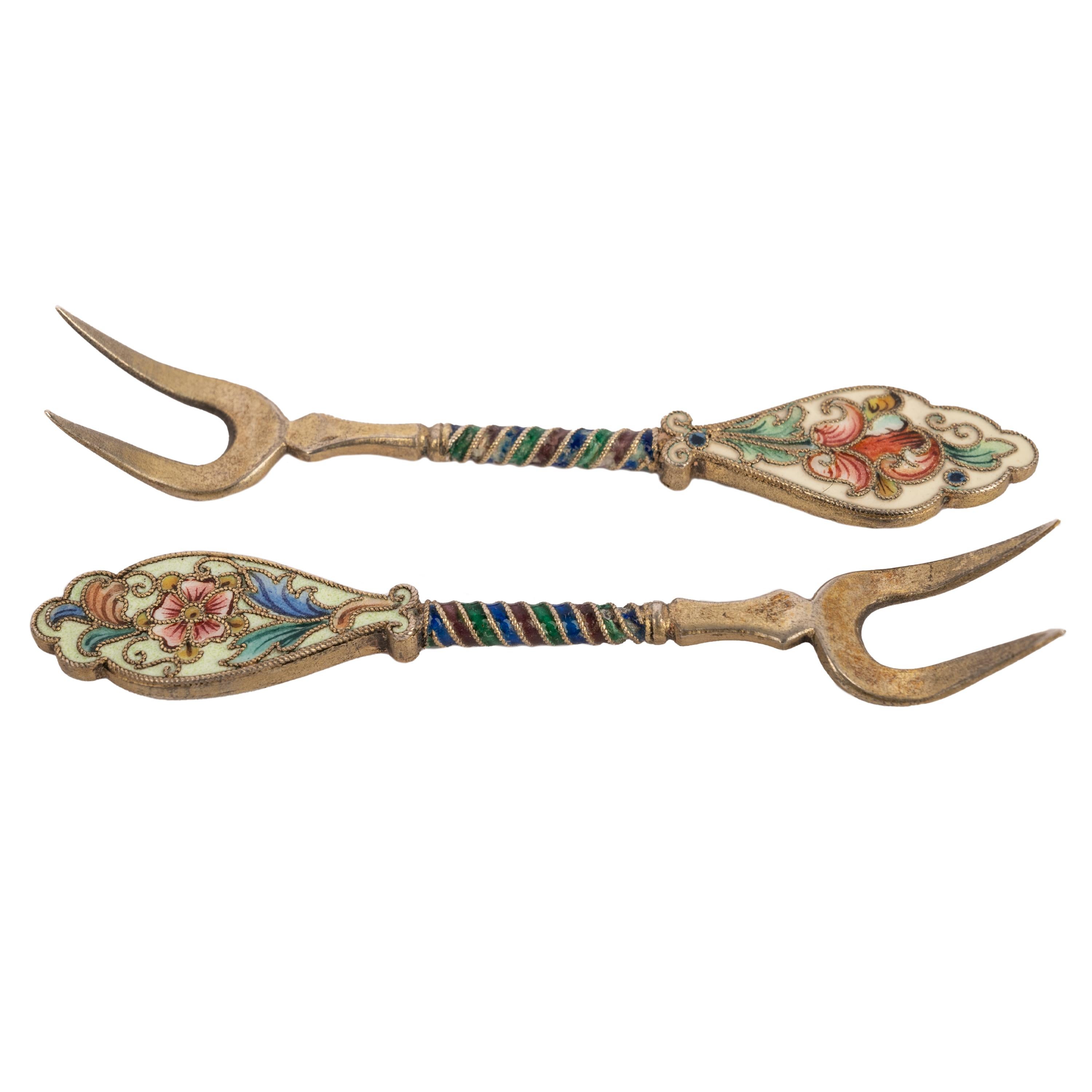 A pair of antique Imperial Russian Cloisonné & silver gilt forks, by Faberge Workmaster Feodor Ruckert for Faberge, circa 1910.
Each fork is finely decorated with muti-colored floral cloisonné to the front and rear, the forks having a spiral stem