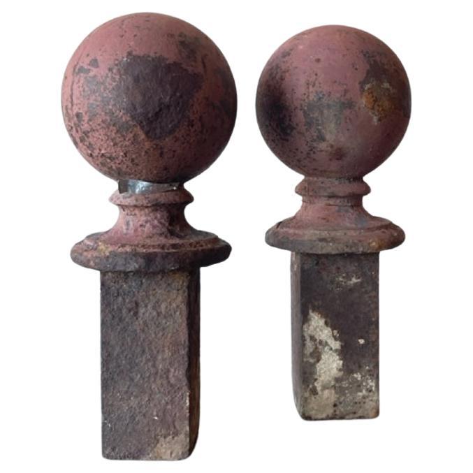 Paar antike runde Endstücke aus Eisen im Angebot