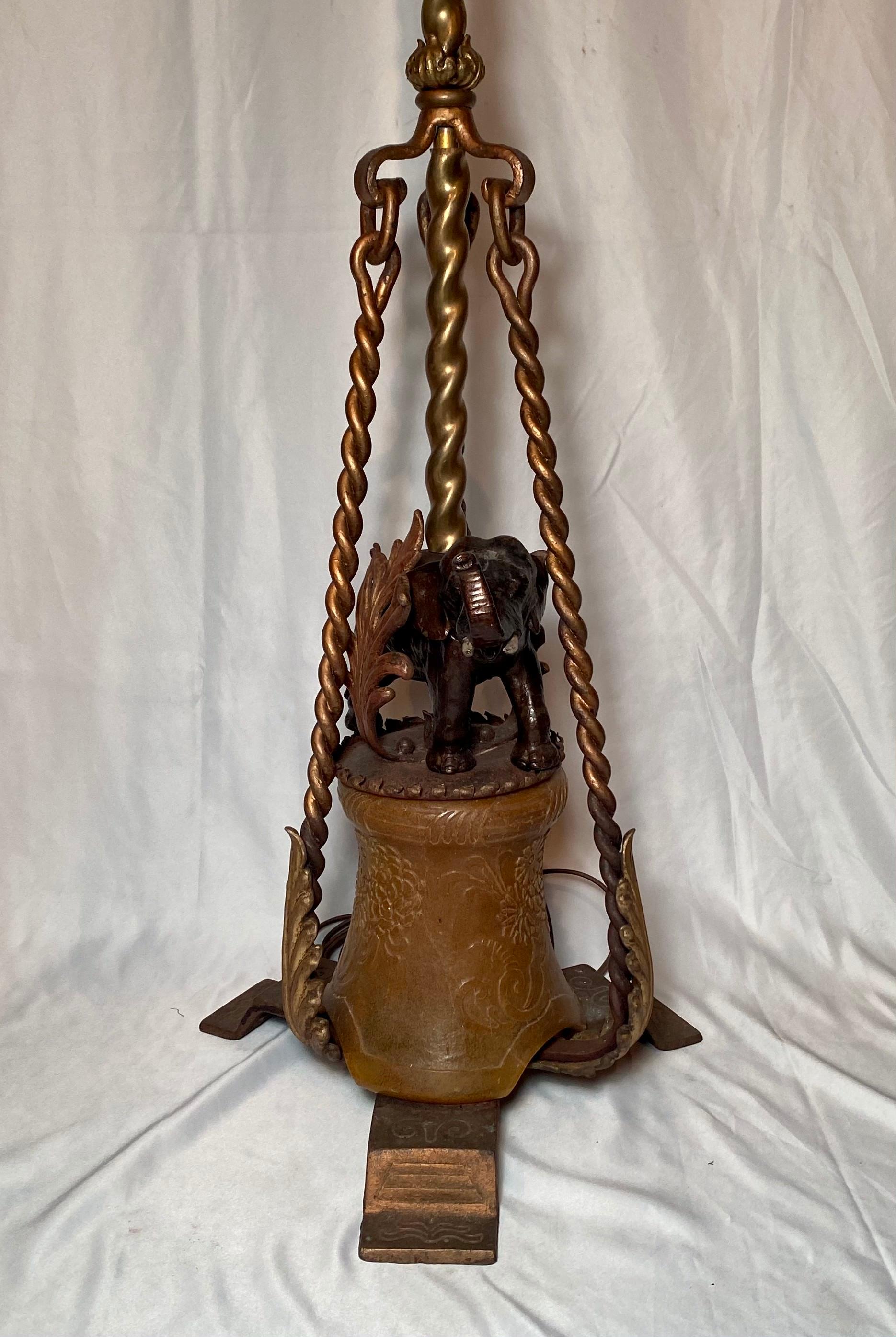 Début du 20ème siècle Paire de torchères anciennes en fer avec éléphants en bronze à la base, vers les années 1920 en vente