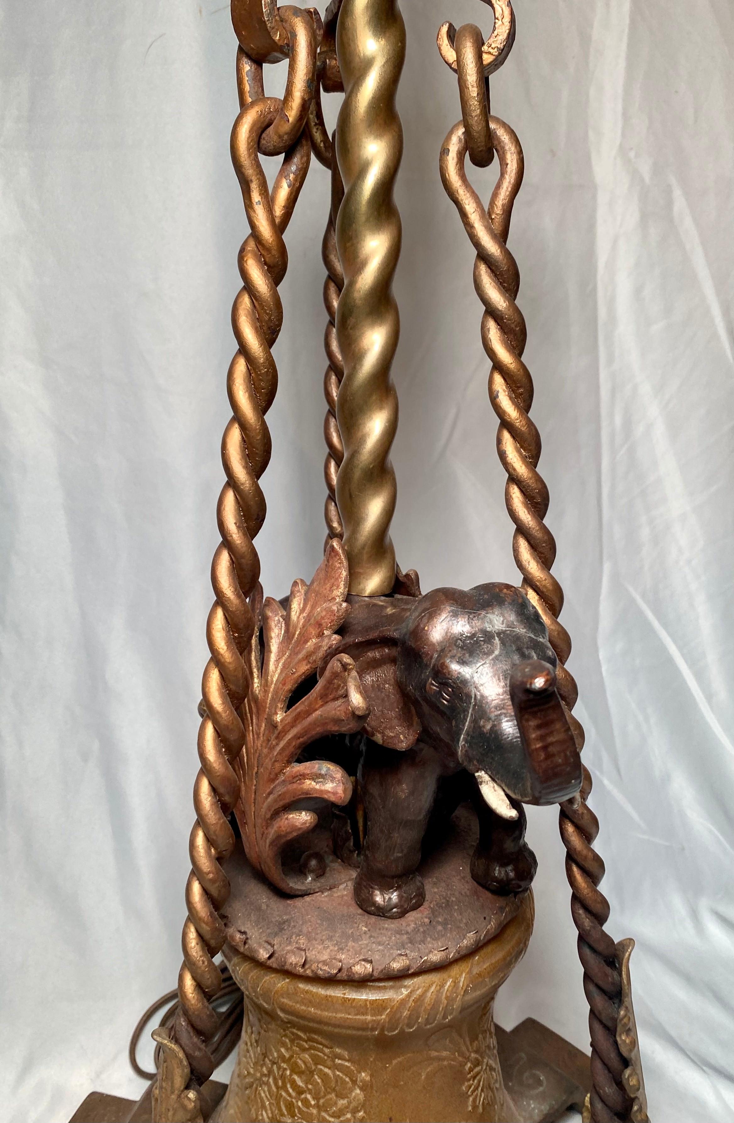 Fer Paire de torchères anciennes en fer avec éléphants en bronze à la base, vers les années 1920 en vente