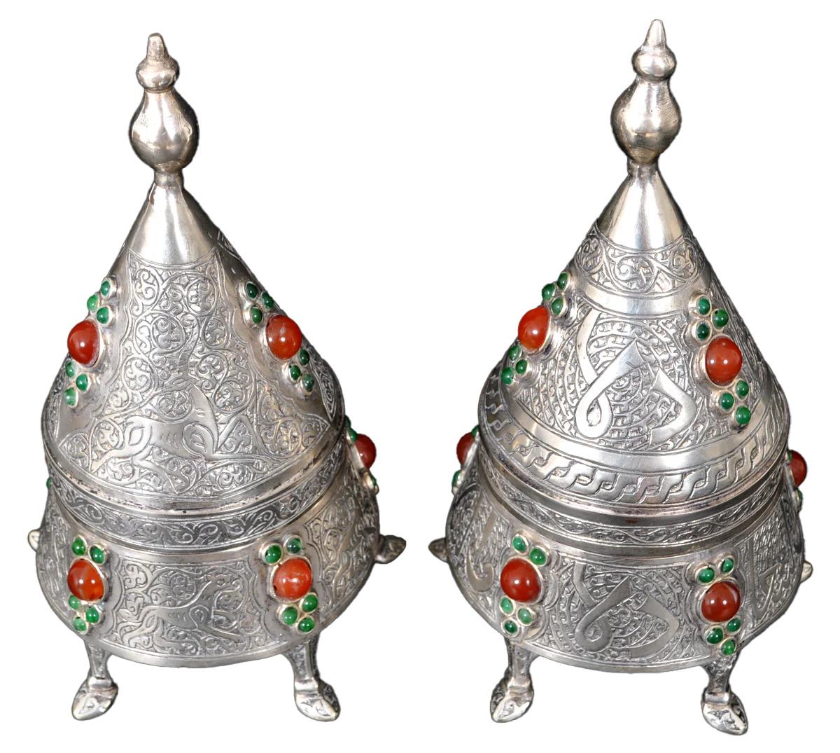 Pareja de antiguas cajas islámicas otomanas o persas de plata y cornalina del periodo Qajar, hacia 1880. 
Insólita pareja de antiguas cajas islámicas otomanas o persas de plata con tapa, hacia 1880. Cada caja tiene forma cónica y un remate en forma