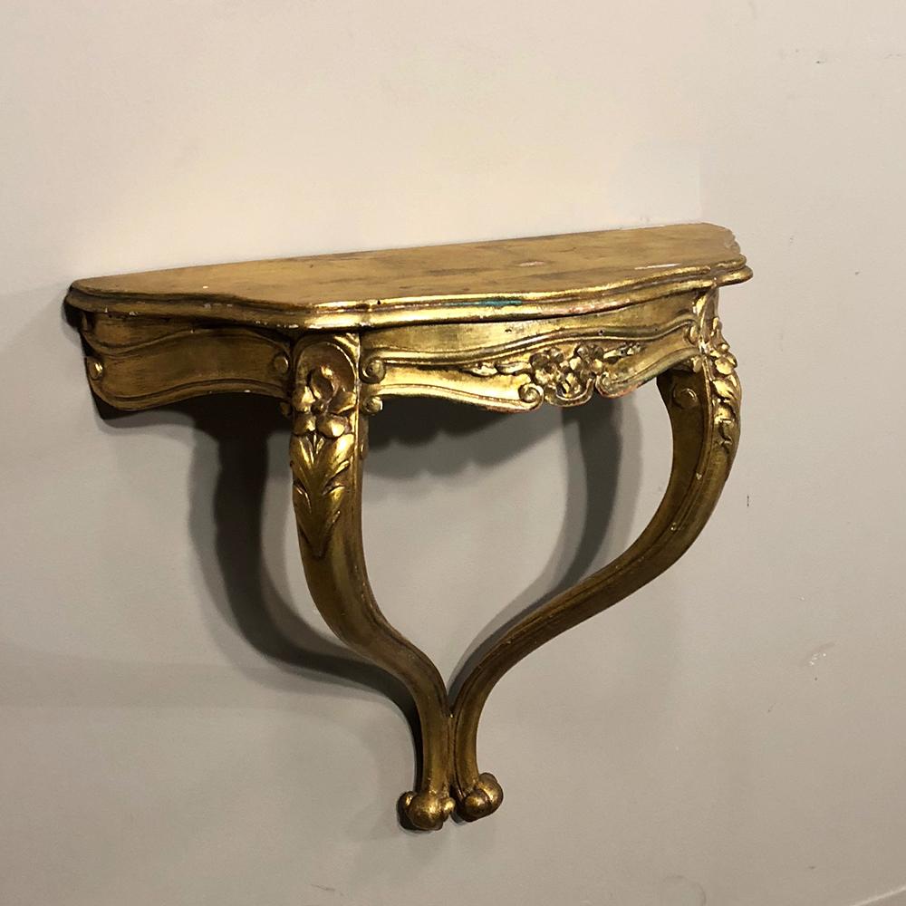 Pareja de antiguas mesillas de noche/consolas barrocas italianas de madera dorada en Bueno estado para la venta en Dallas, TX