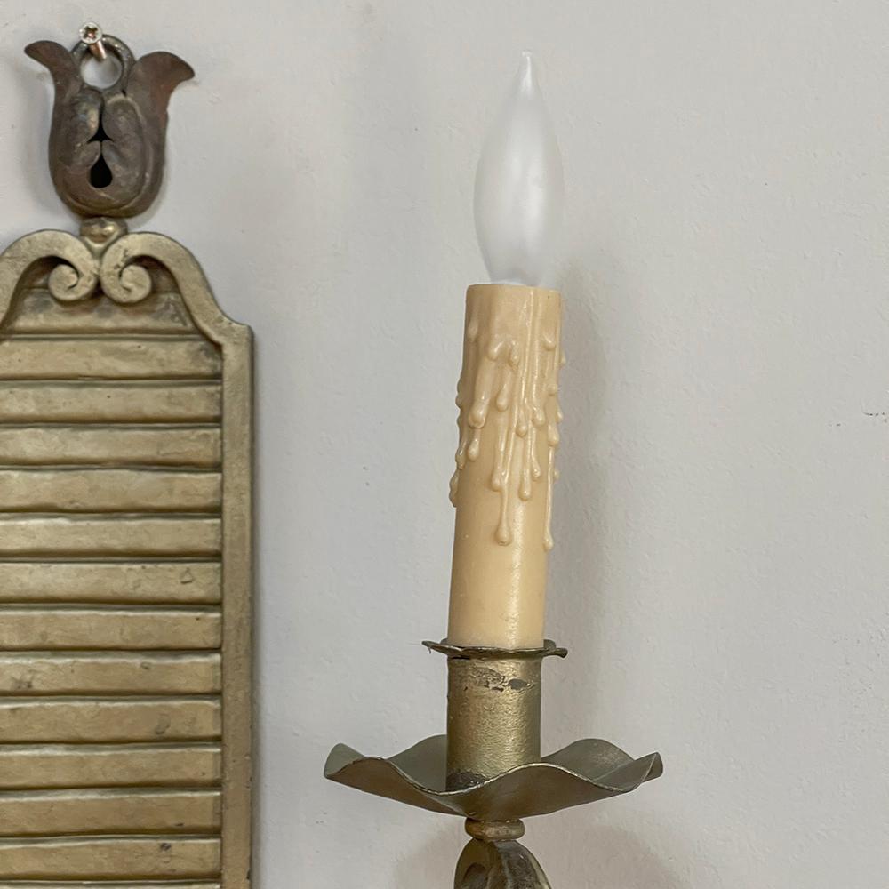 Coppia di antiche lampade da parete elettrificate in bronzo neoclassico italiano in vendita 2