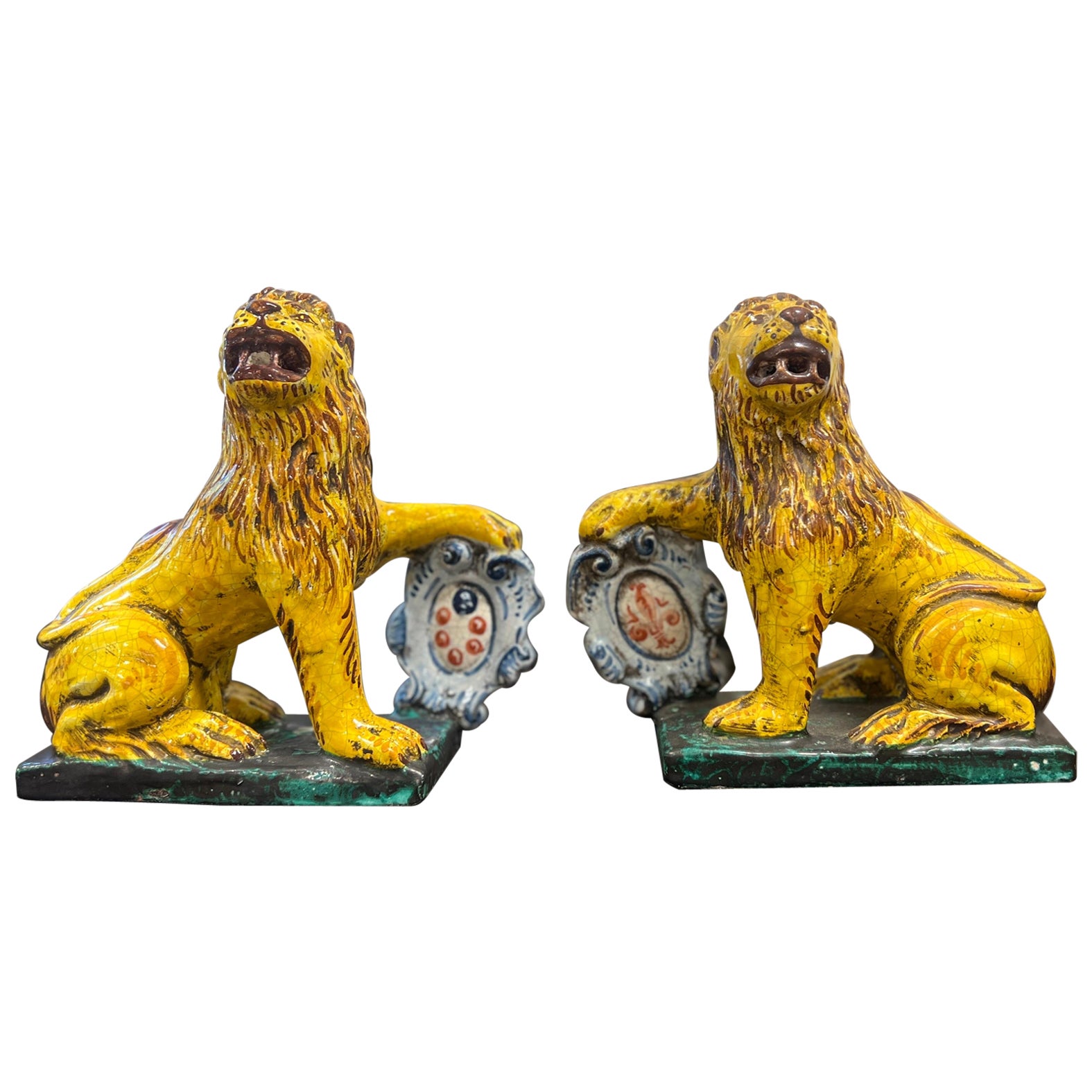 Paire de lions italiens anciens de style Renaissance avec boucliers armoriés