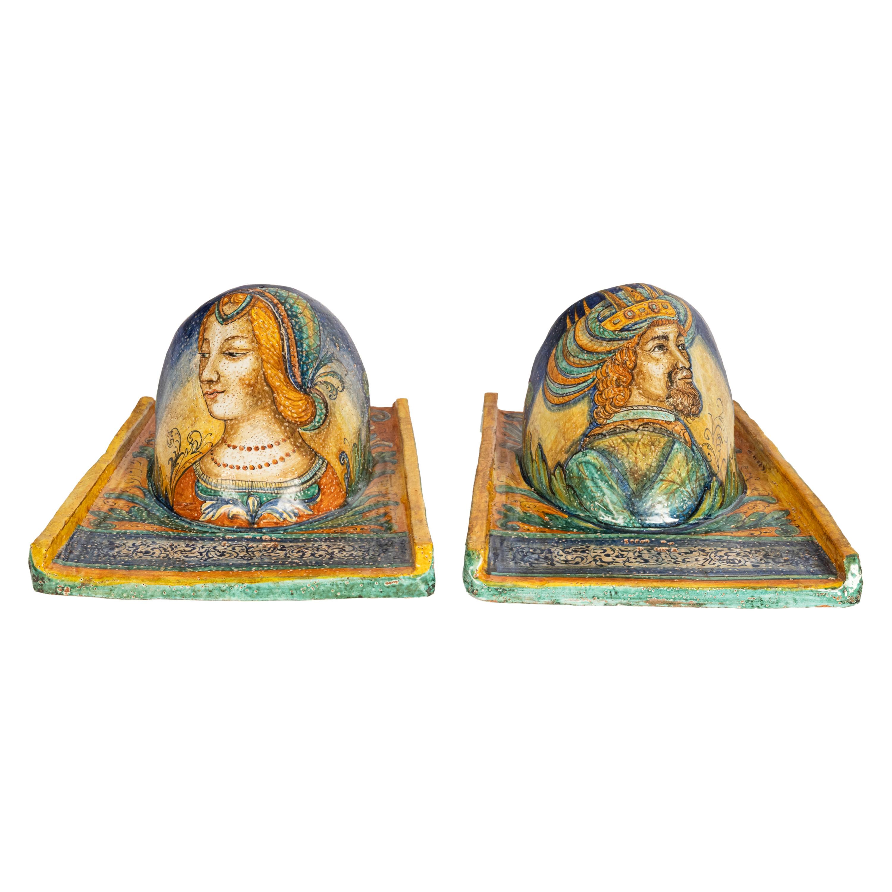 Pareja de grandes maceteros o bolsillos de pared de cerámica mayólica italiana del Renacimiento, hacia 1890, posiblemente de Deruta.
Insólita pareja de grandes maceteros o bolsillos de pared de cerámica maiolica italiana antigua, que pueden