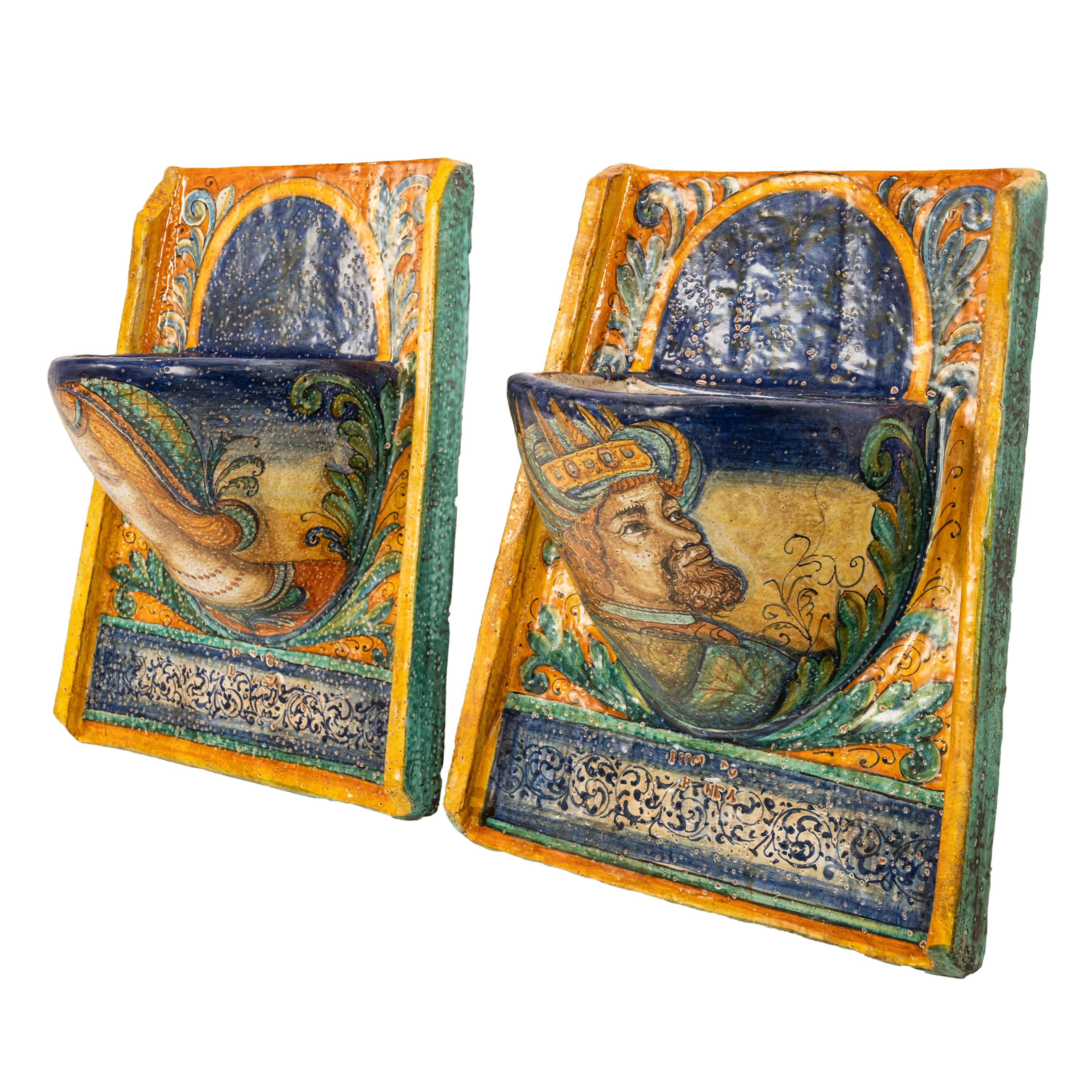 Pareja de Maceteros de Pared Antiguos de Cerámica Maiolica Renacentista de la Umbría Italiana Renacimiento renacentista en venta
